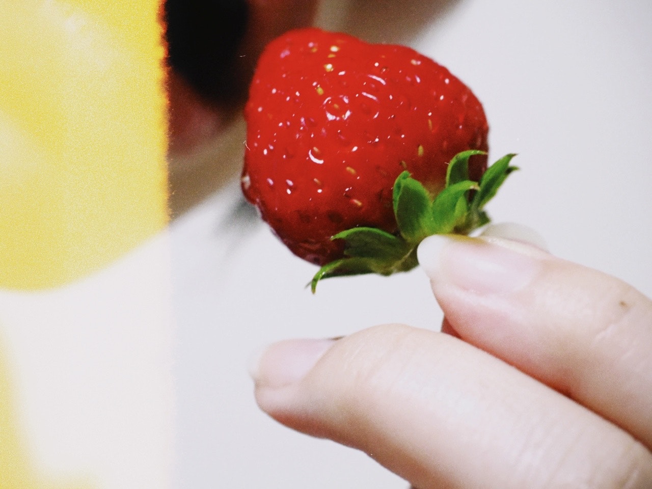 いちごを手で摘む食べる前の瞬間