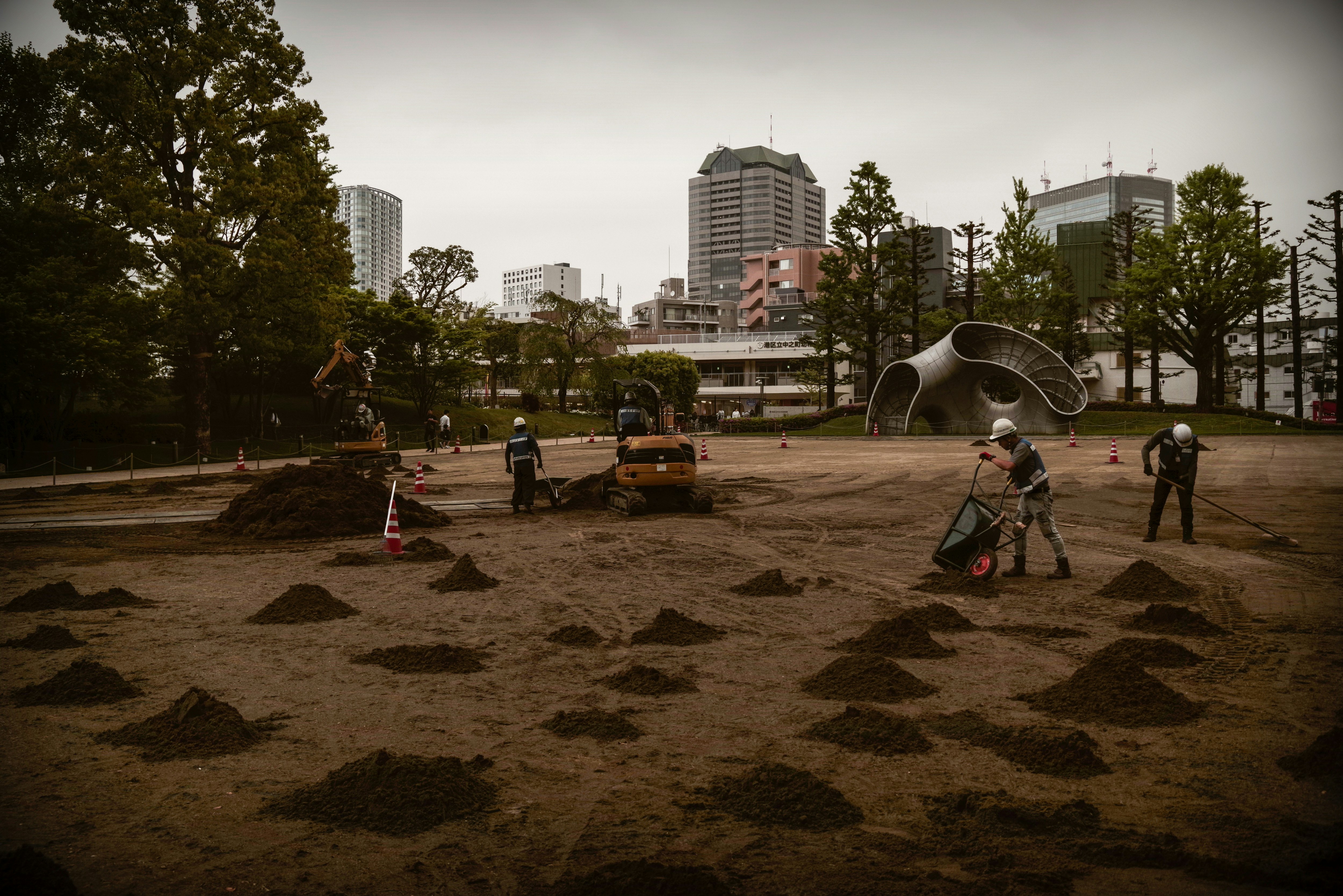 obra en un parque urbano añadiendo tierra antes de colocar el césped imagen
