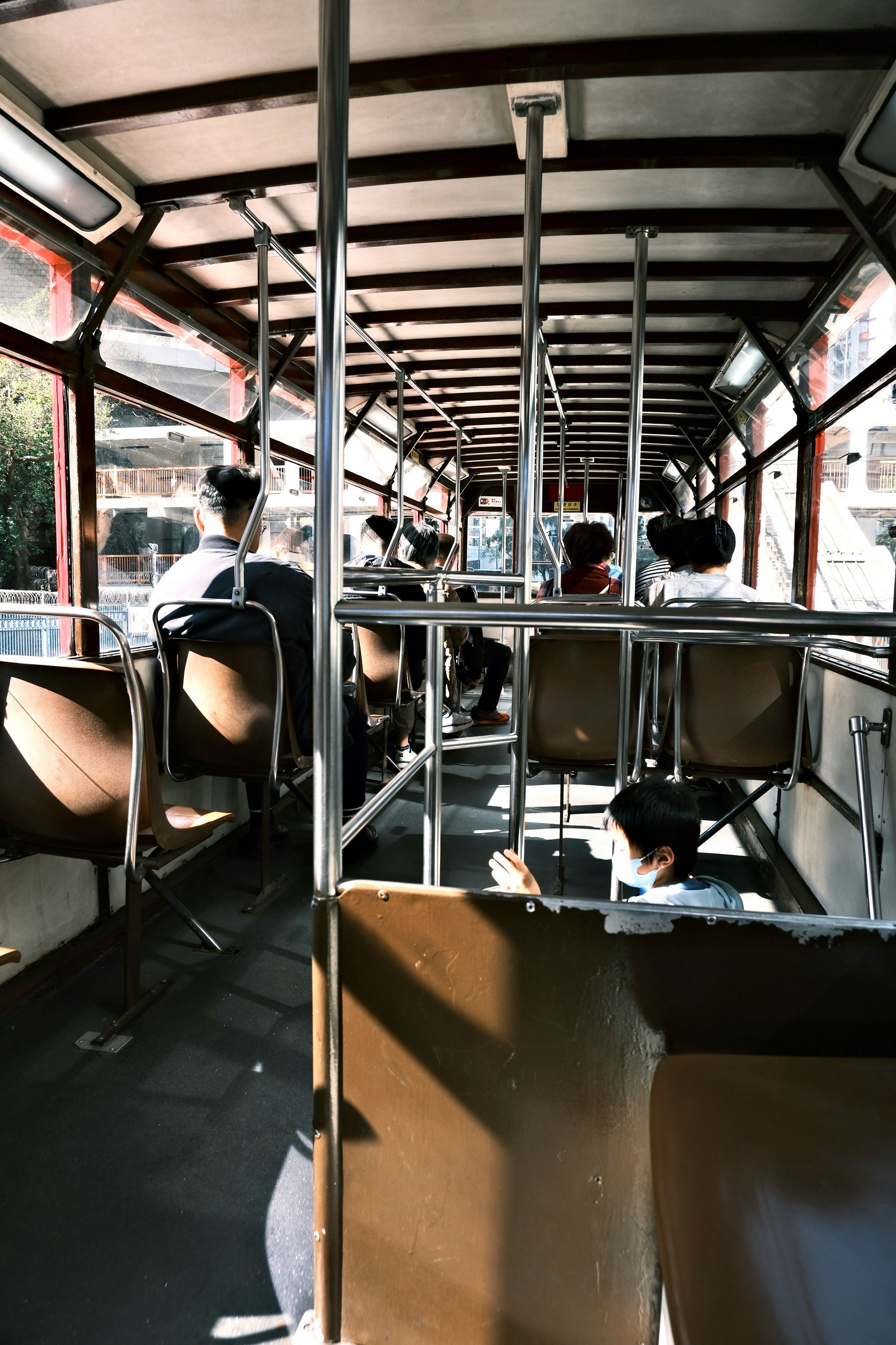 lối đi trong toa tàu với hành khách ngồi