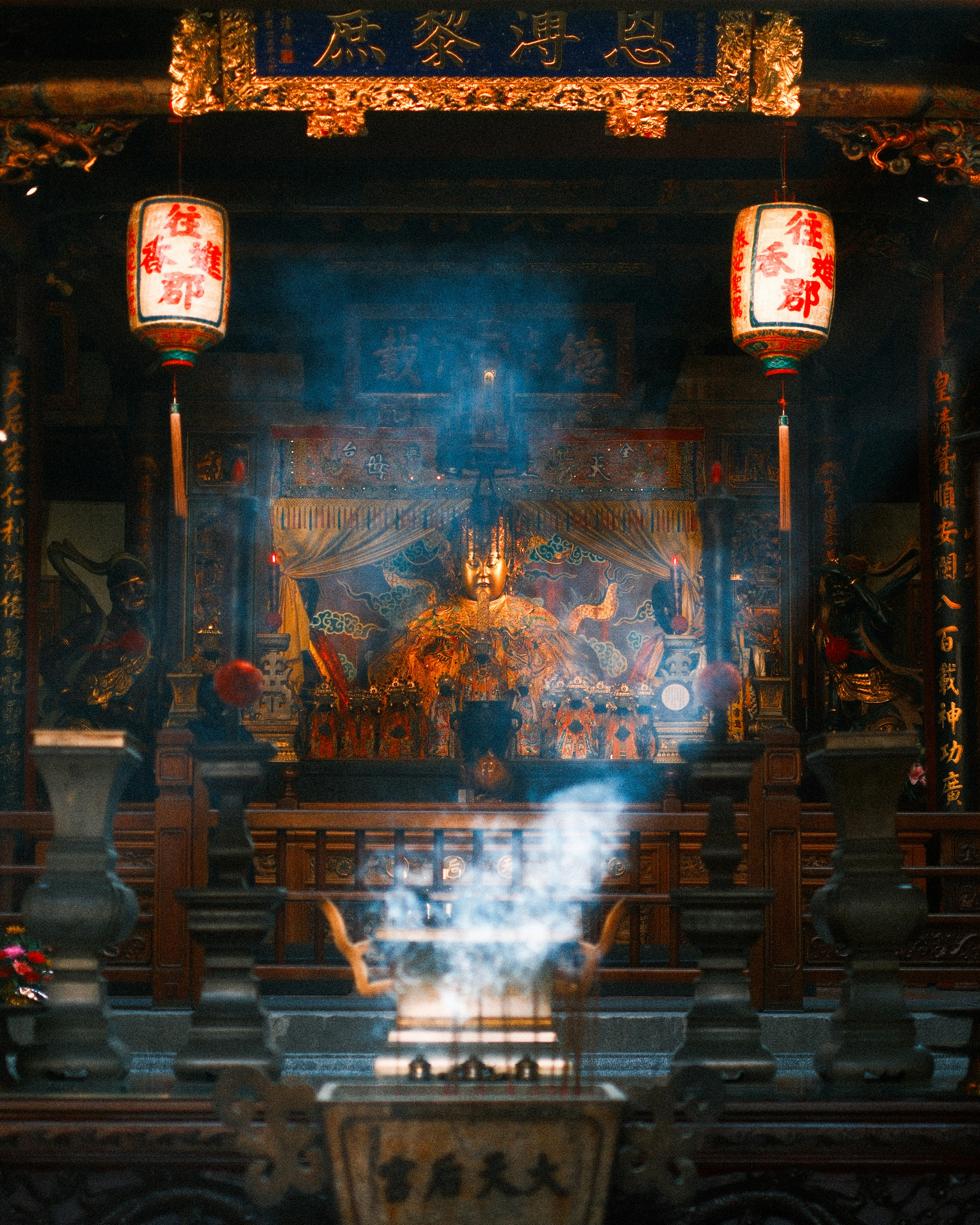 香火が立ちのぼる寺院の祭壇の前景