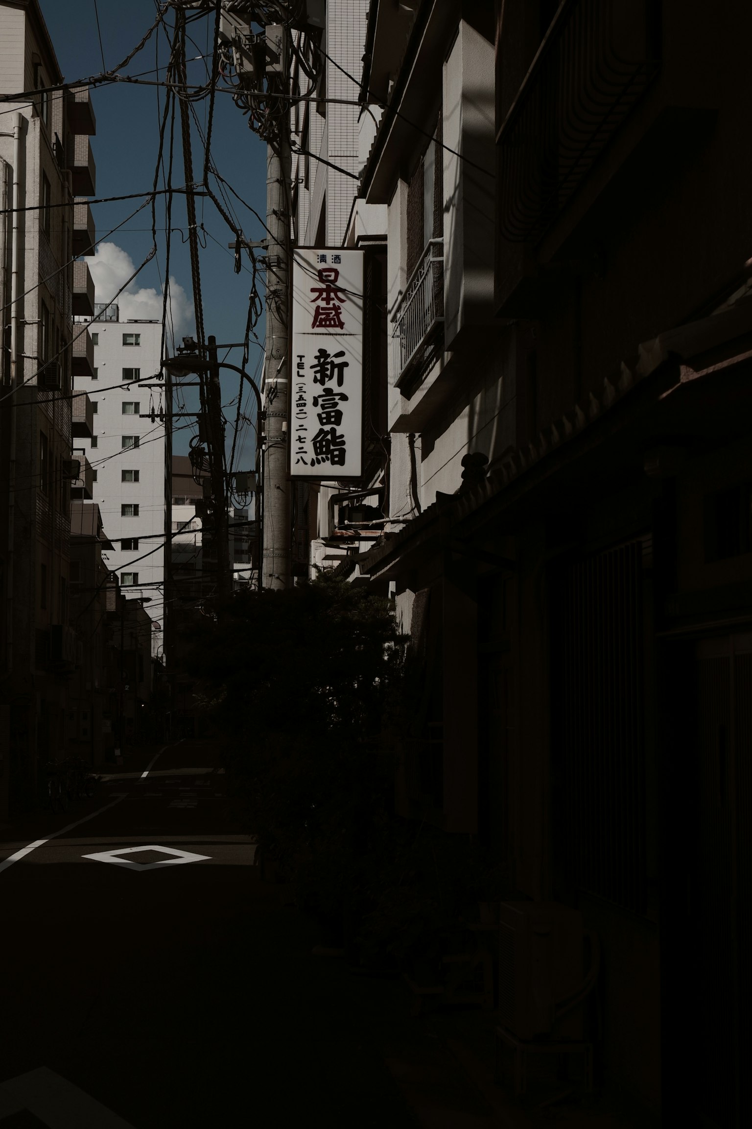 狭窄的巷子里有老建筑和标志的城市风景
