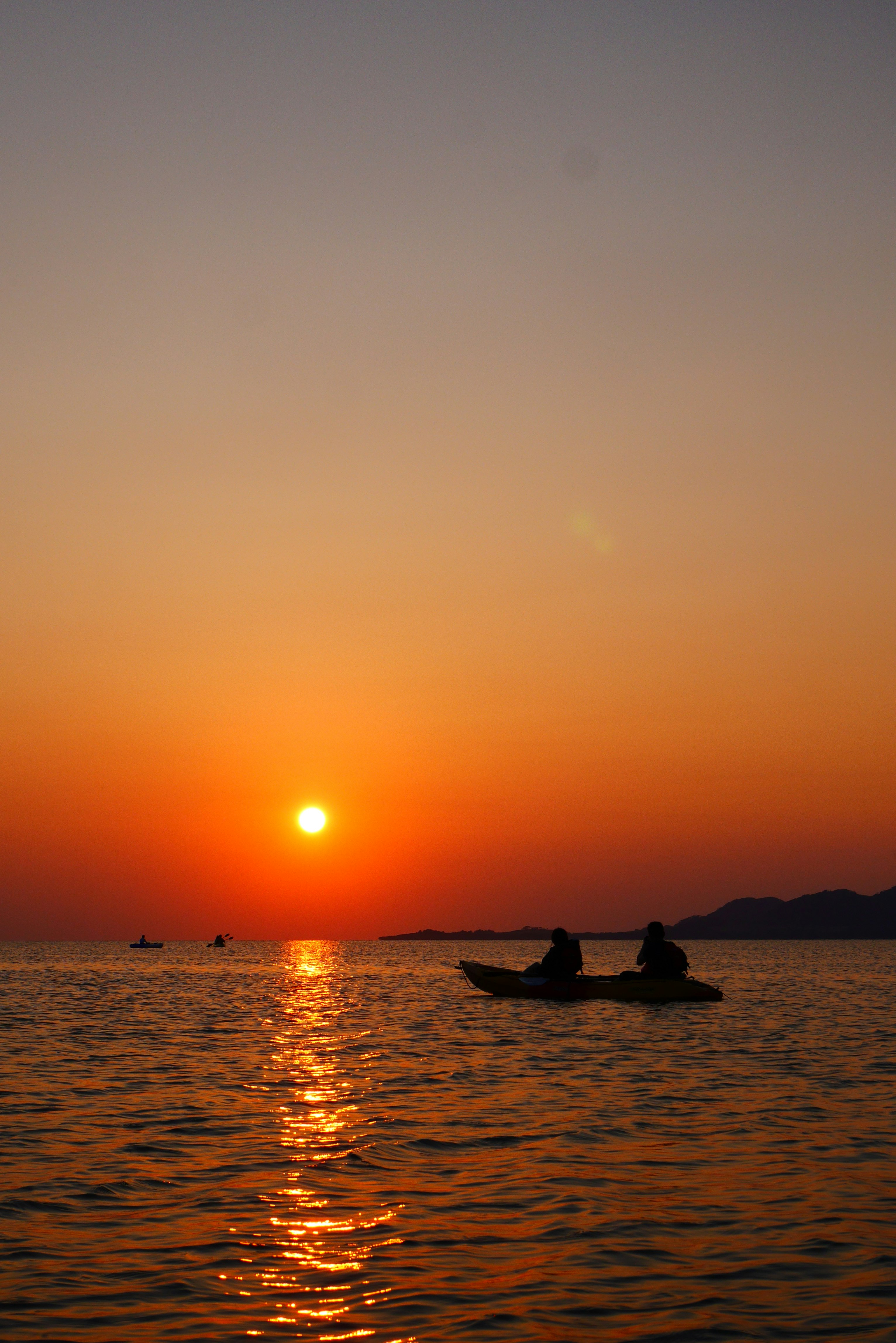 夕陽下的海面與水上摩托