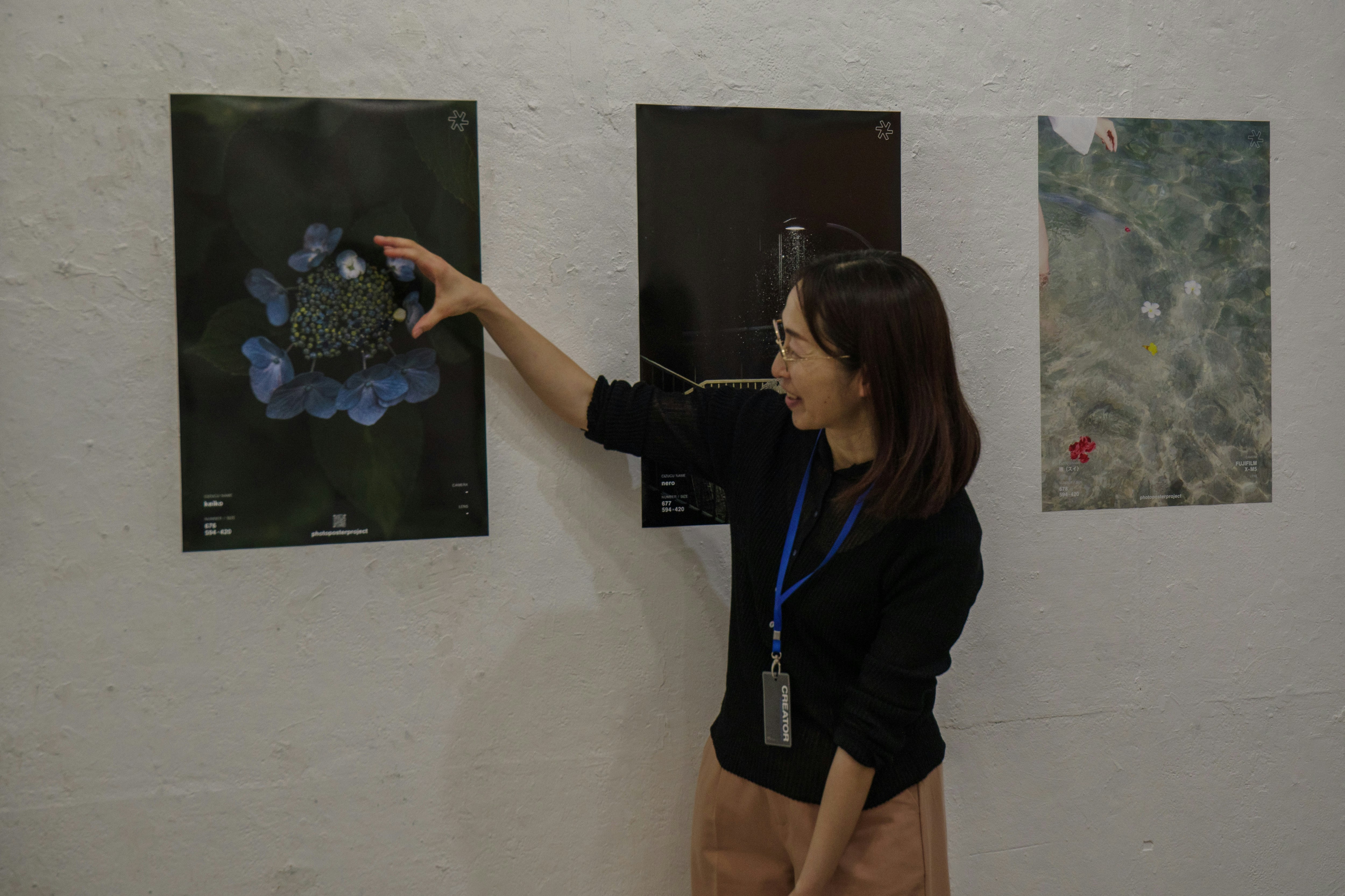 在東京畫廊觀看牆面藝術作品的女性
