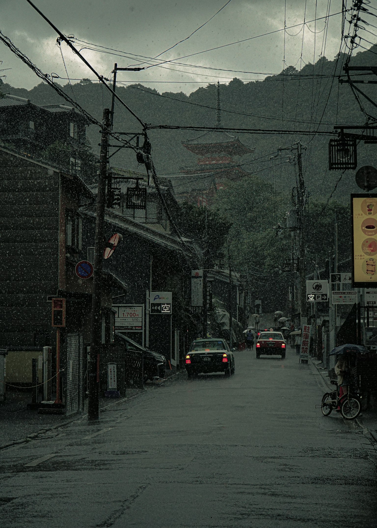 雨天街景，汽車和背景中的山