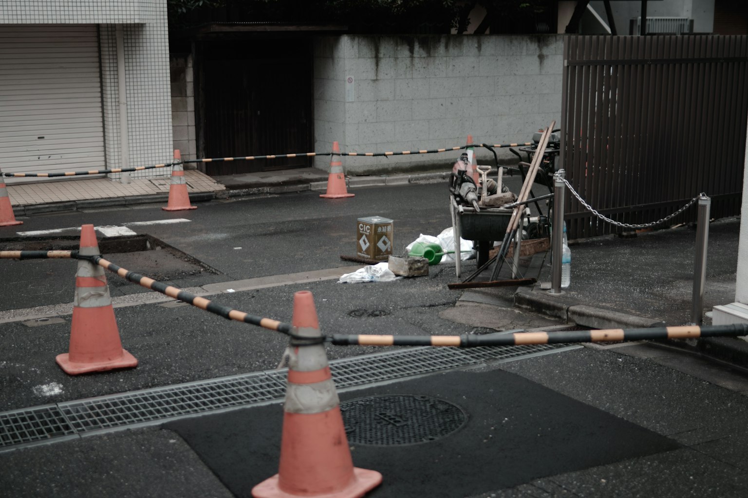 施工現場的橙色錐和路障