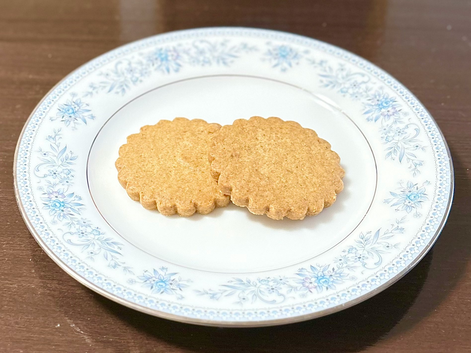 biscuits sur une assiette à fleurs bleues