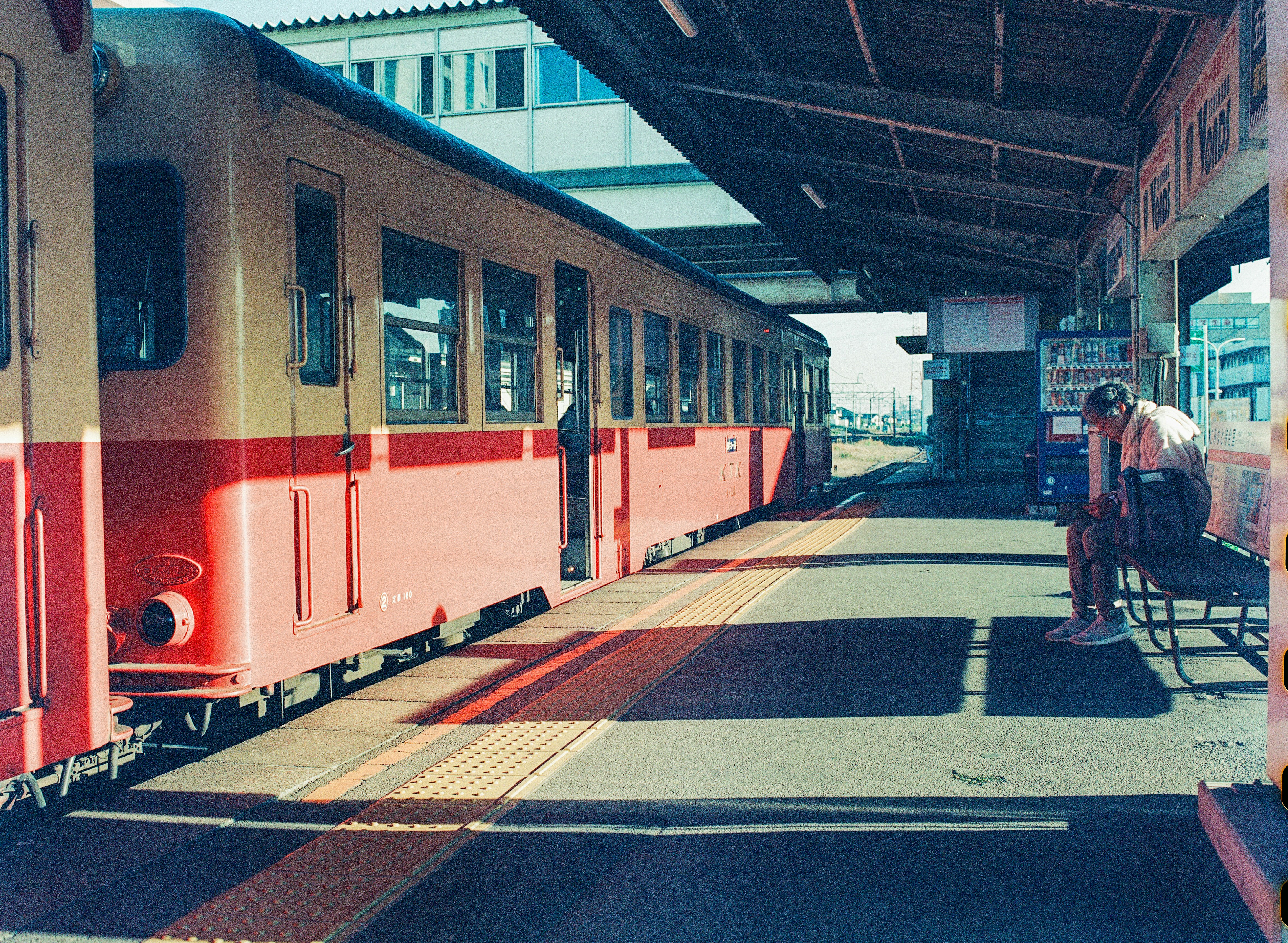 Treno fermo su un binario della Kominato Railway con panchina