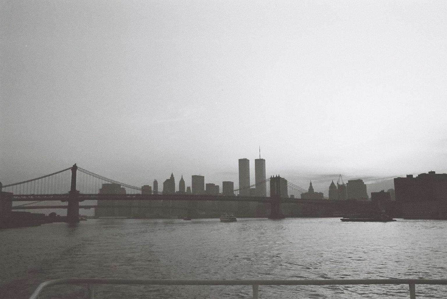 Monochrome Skyline von New York mit dem World Trade Center und der Manhattan Bridge