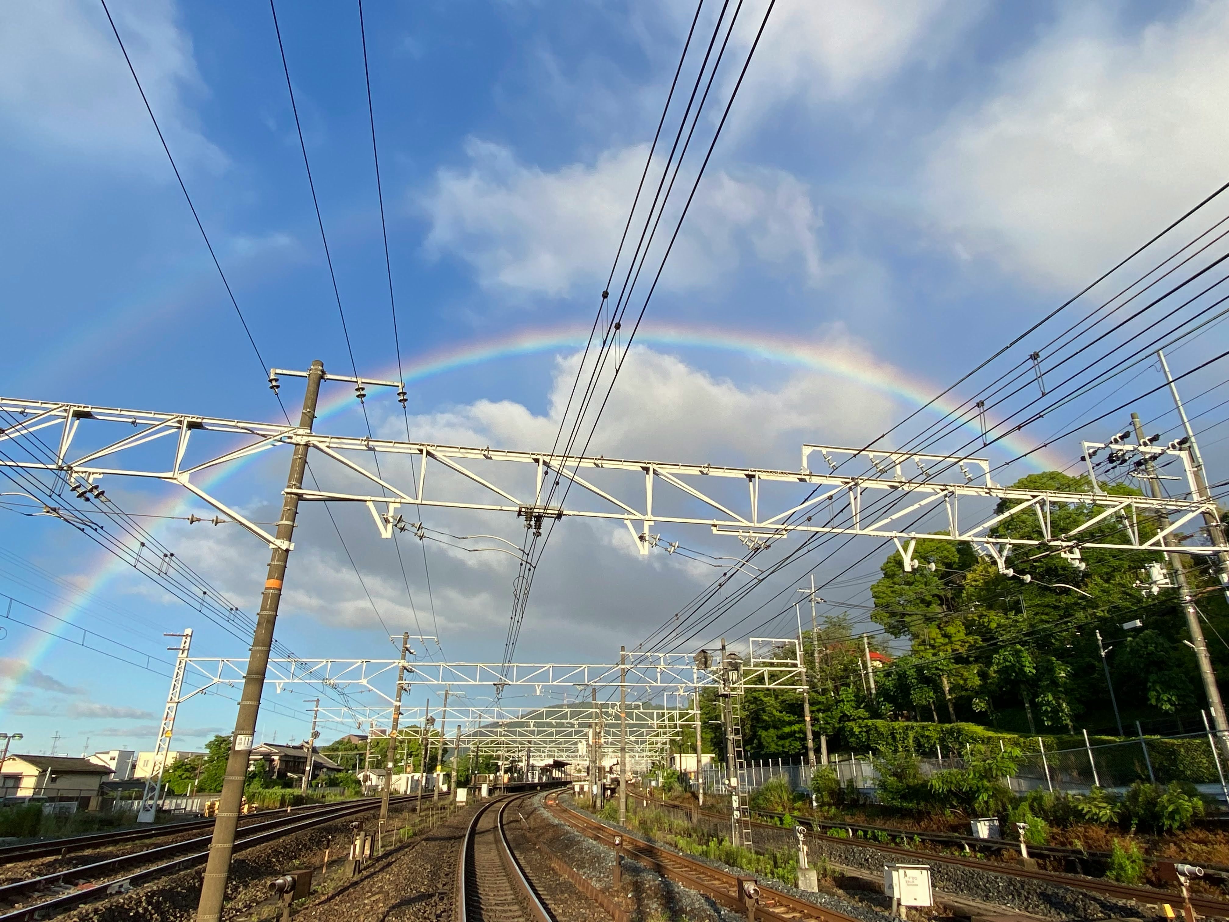 線路が続く鉄道の高架架線と青空の風景