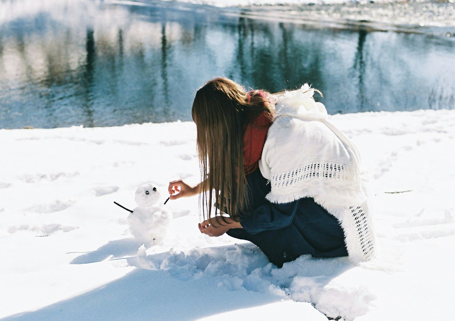 雪地裡和小狗玩耍的女人