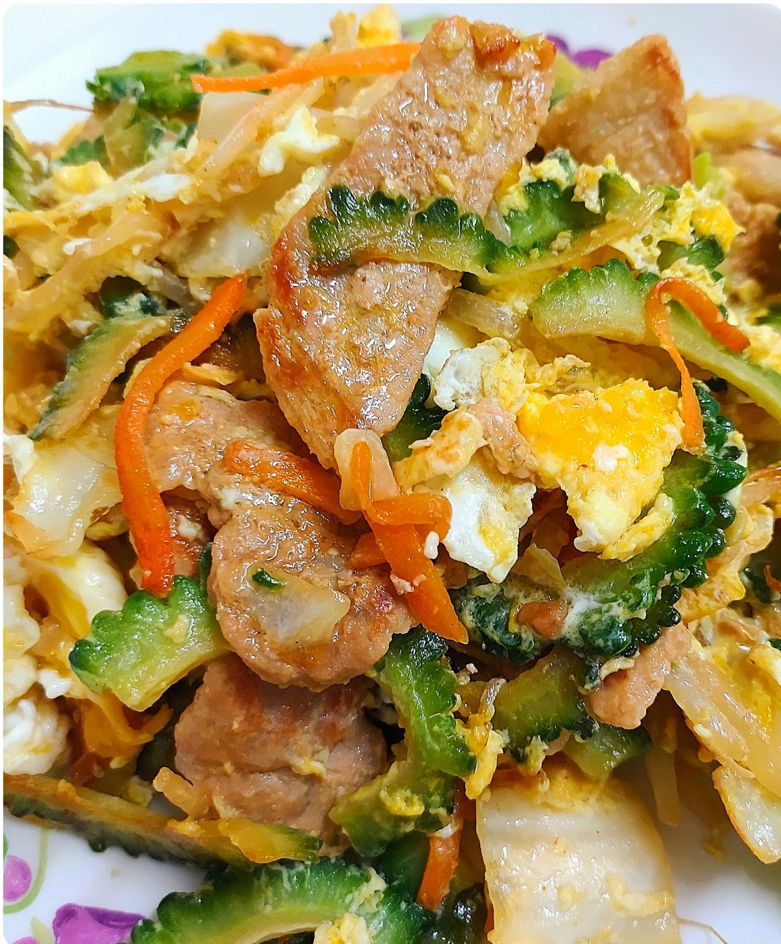 一盘色彩鲜艳的炒菜和肉类