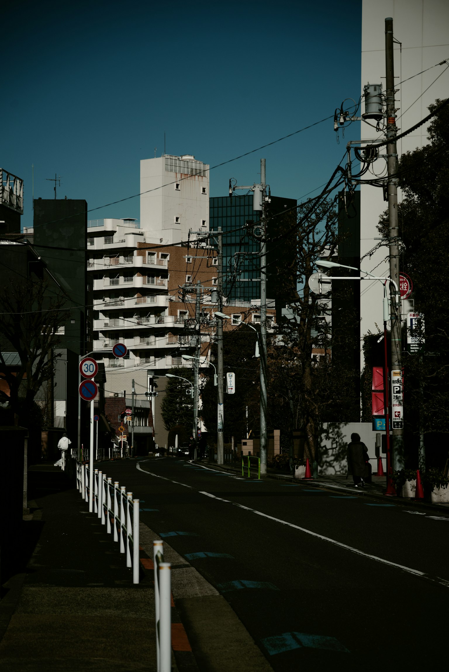 东京城市景观，建筑物，晴朗的蓝天，街道和路灯，电线