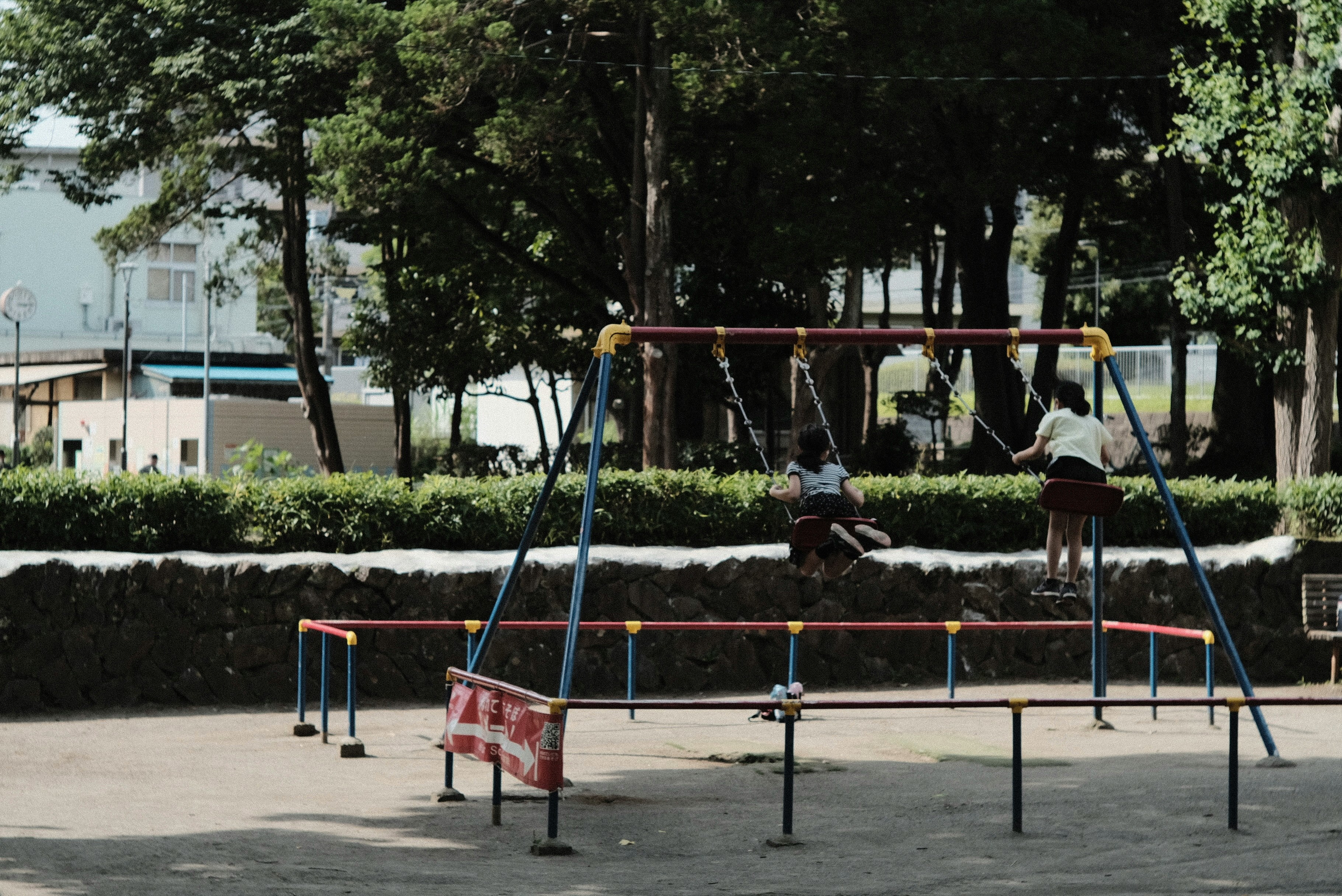 trẻ em đang chơi trên xích đu ở sân chơi