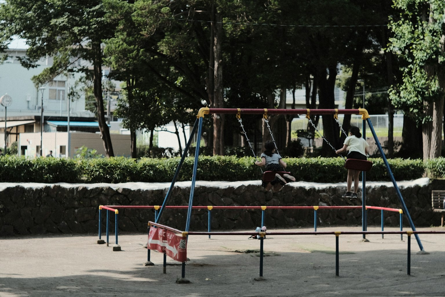 孩子們在公園的秋千上玩耍