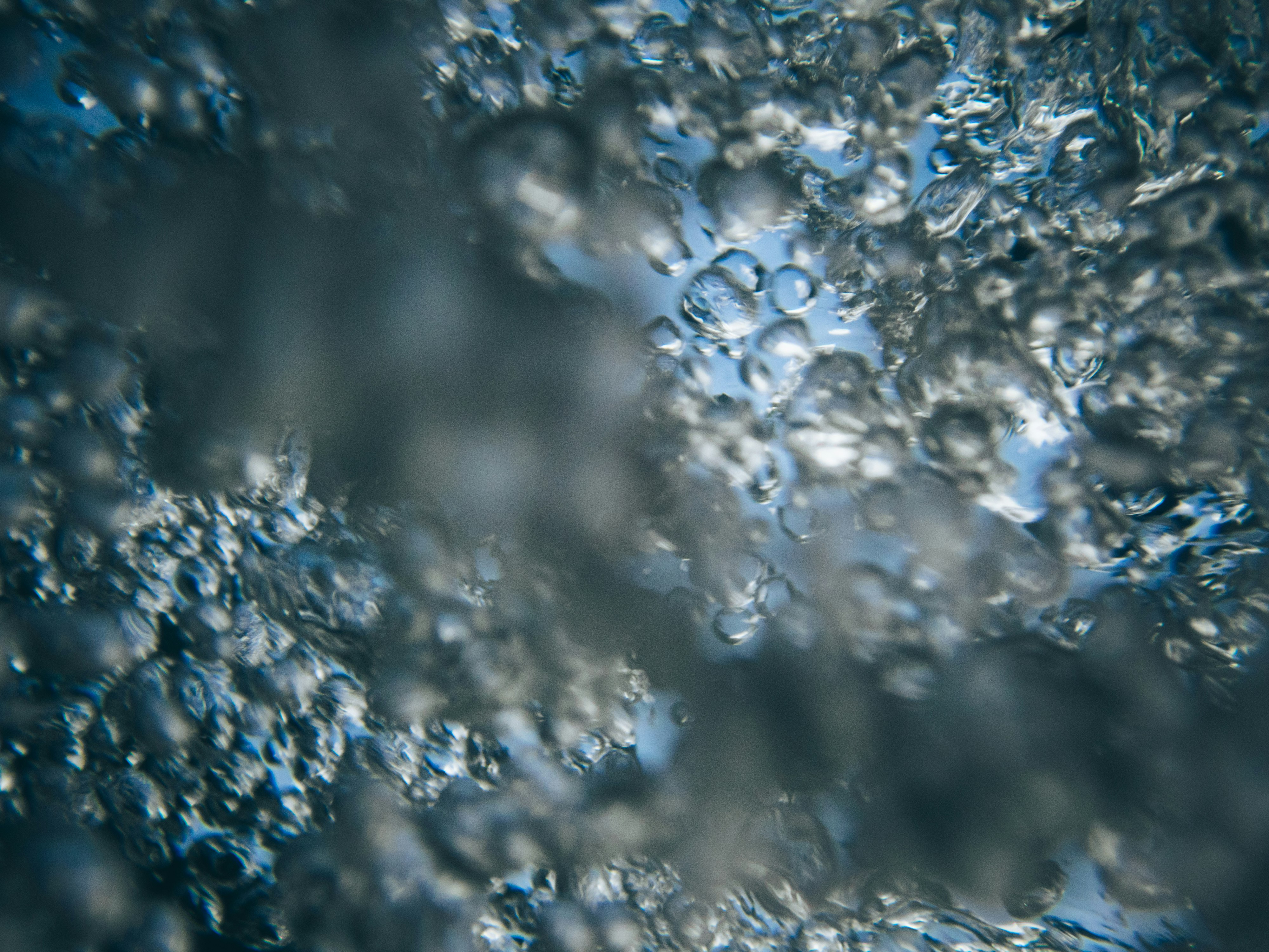 水中の泡と光の反射が見える抽象的なイメージ
