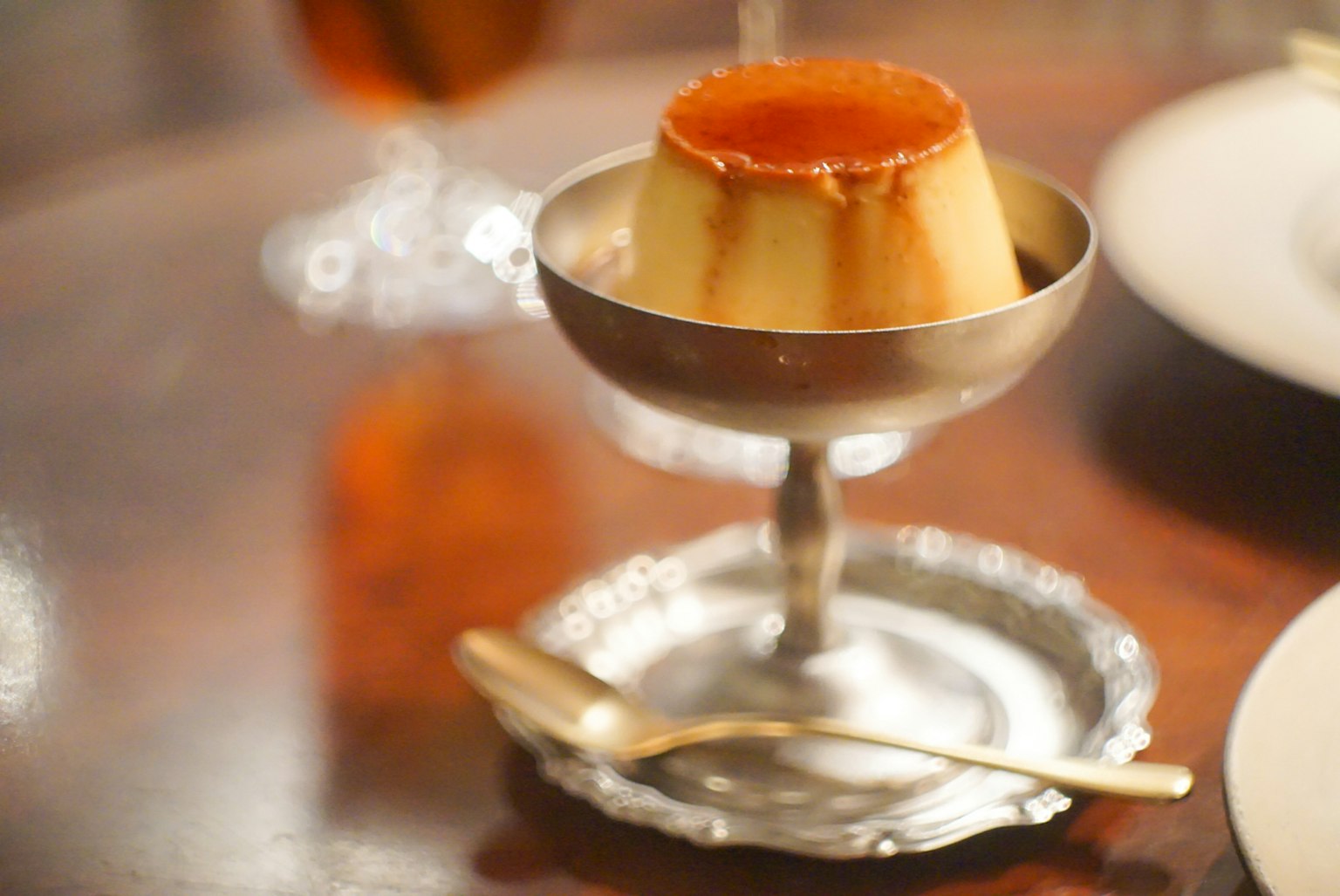 Puding custard disajikan dalam piring perak