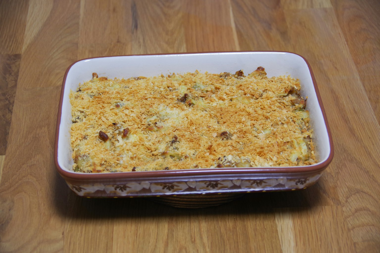 Plato horneado cubierto con queso y pan rallado