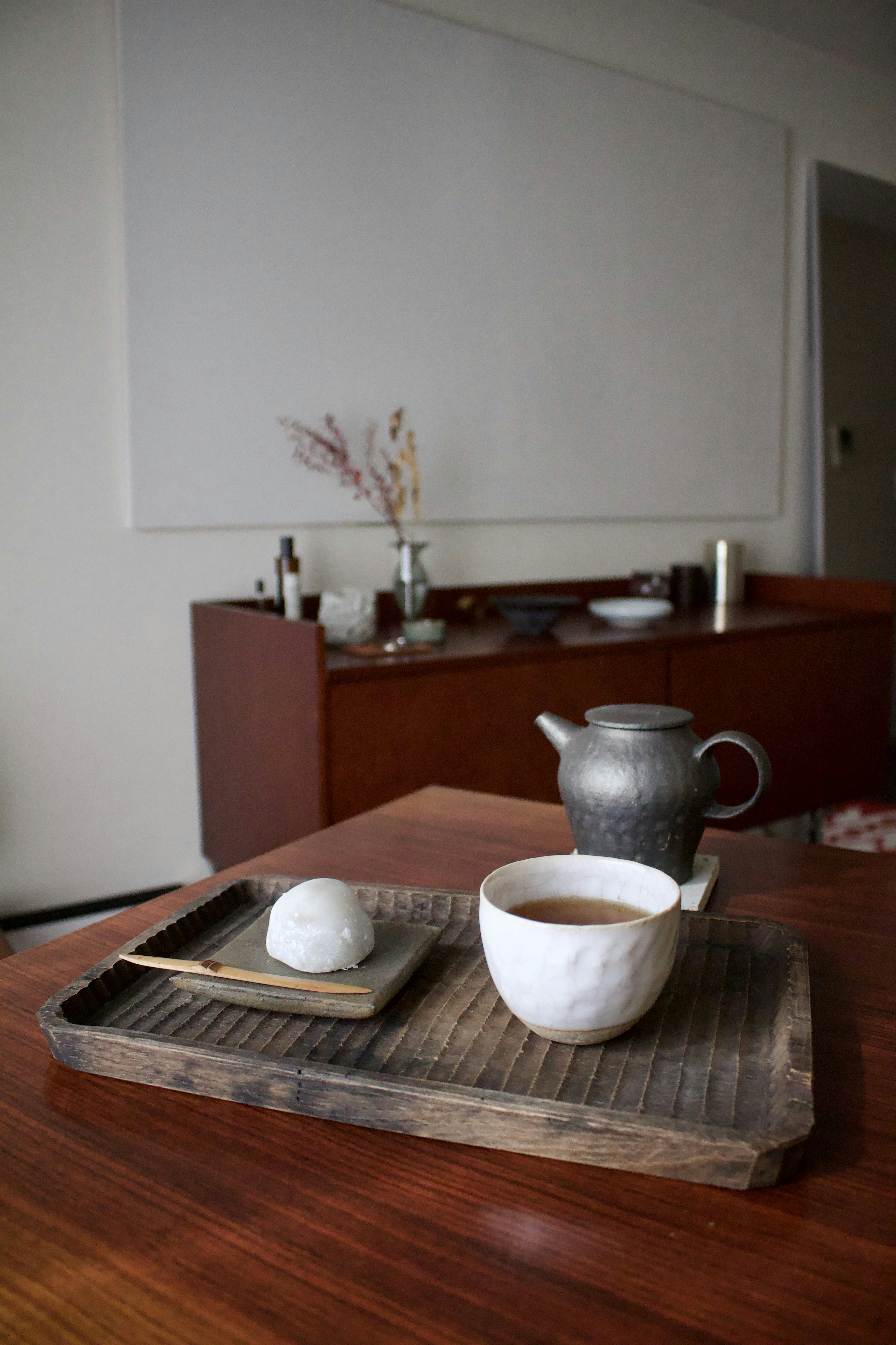 室内桌面上木托盘摆放茶壶和茶杯