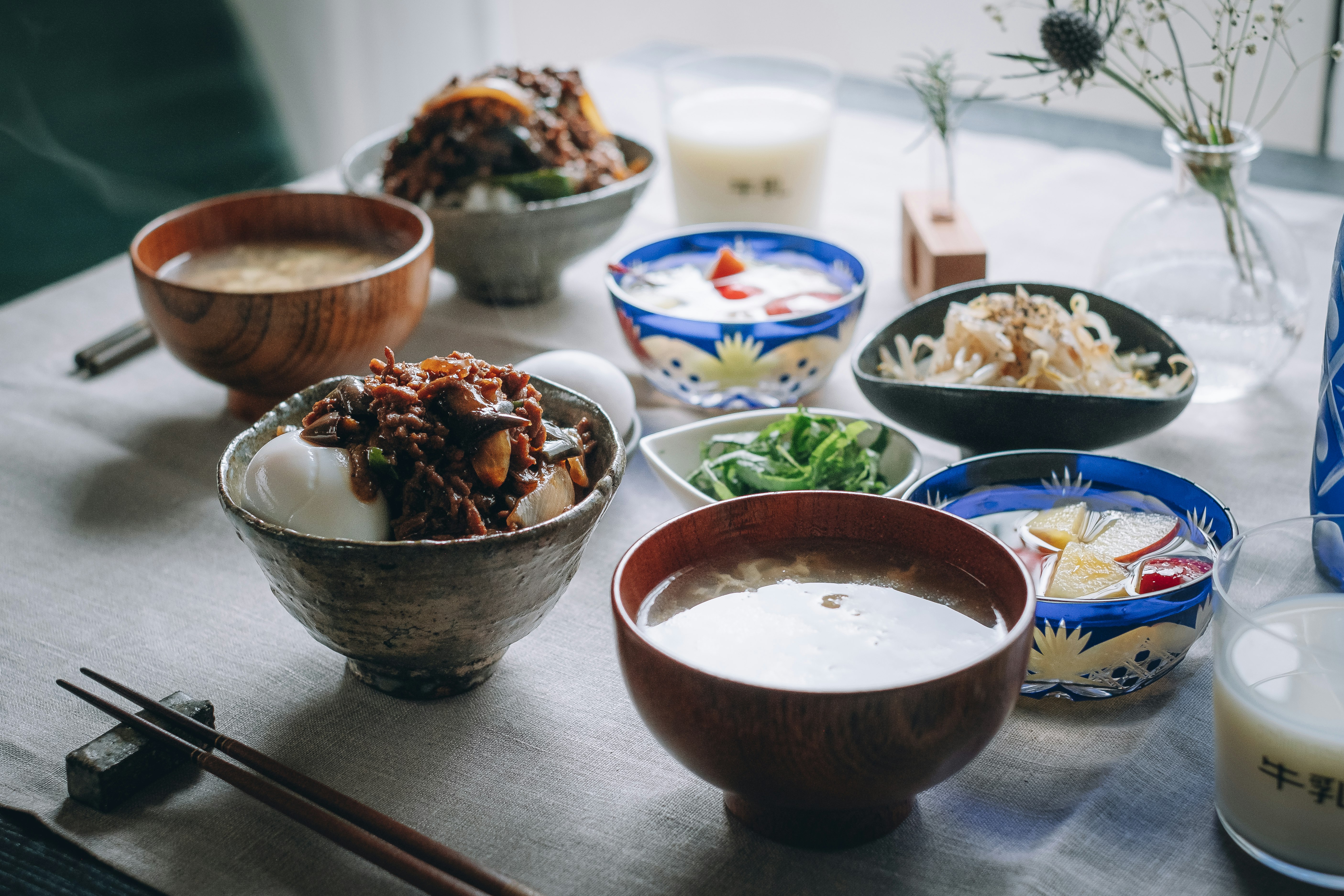 日式小碗料理與味噌湯的餐桌