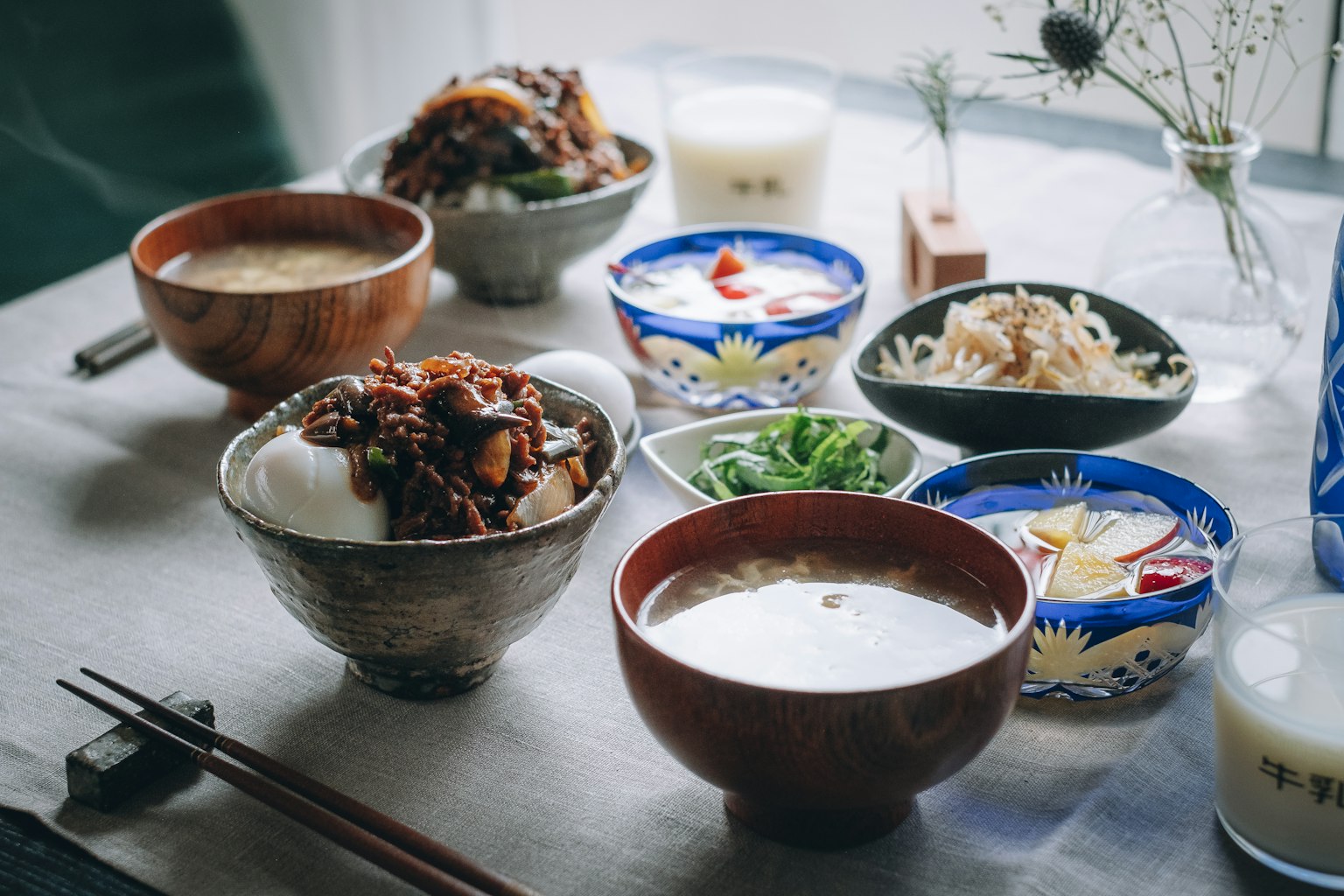 Makanan Jepang yang disusun dengan indah di atas meja dengan berbagai hidangan