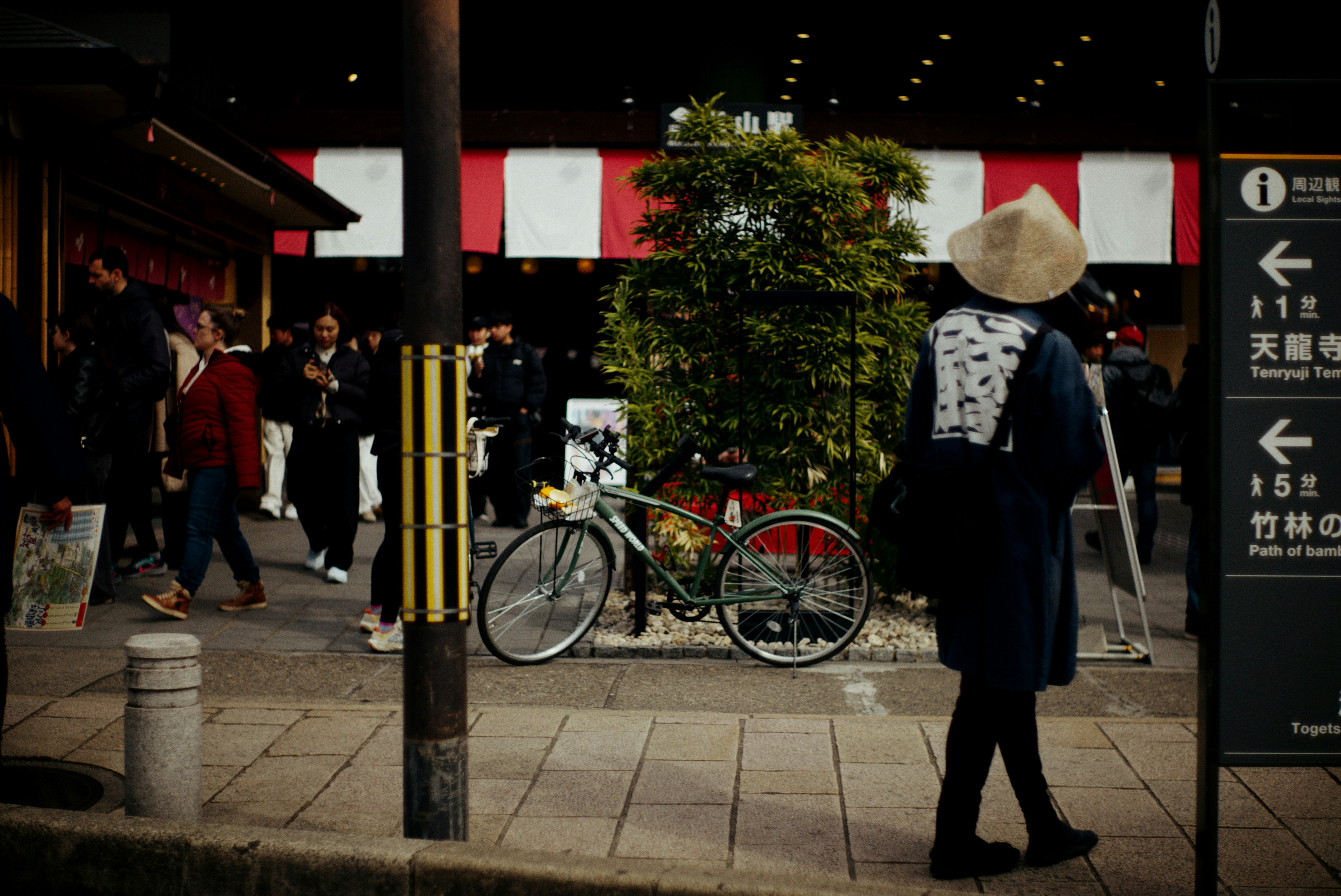嵐山の街角で人力車と自転車が並ぶ通りの風景