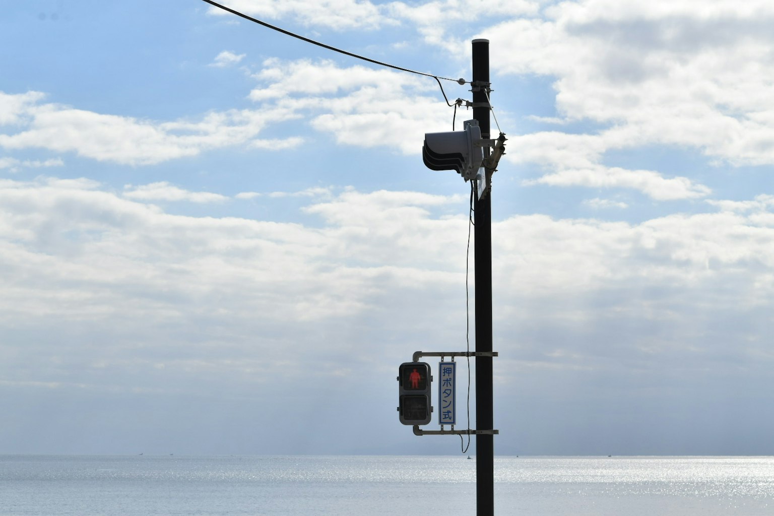 Lampu lalu lintas dan kamera dipasang pada tiang dekat laut