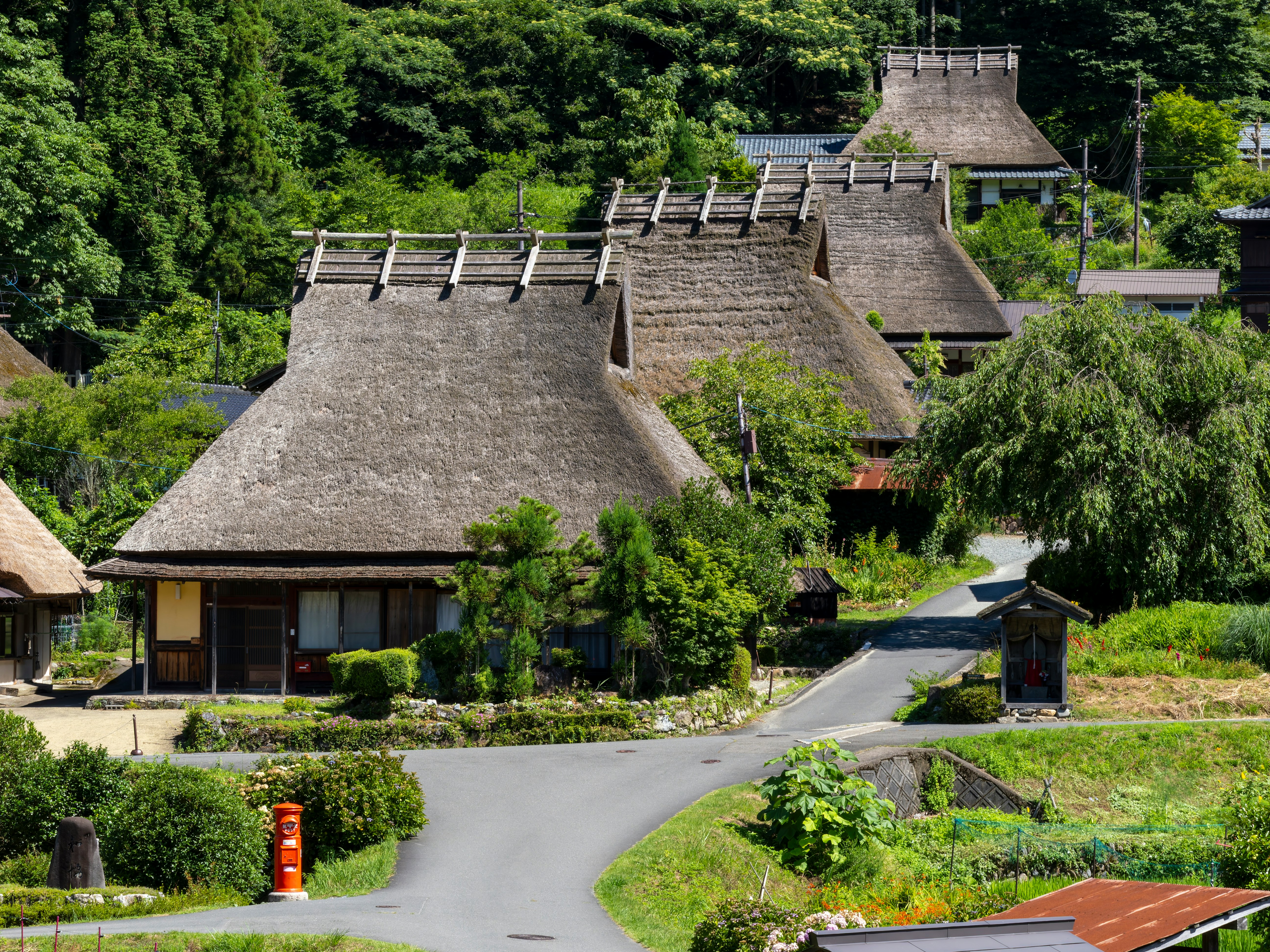 夏の美山かやぶきの里の茅葺き民家と小道