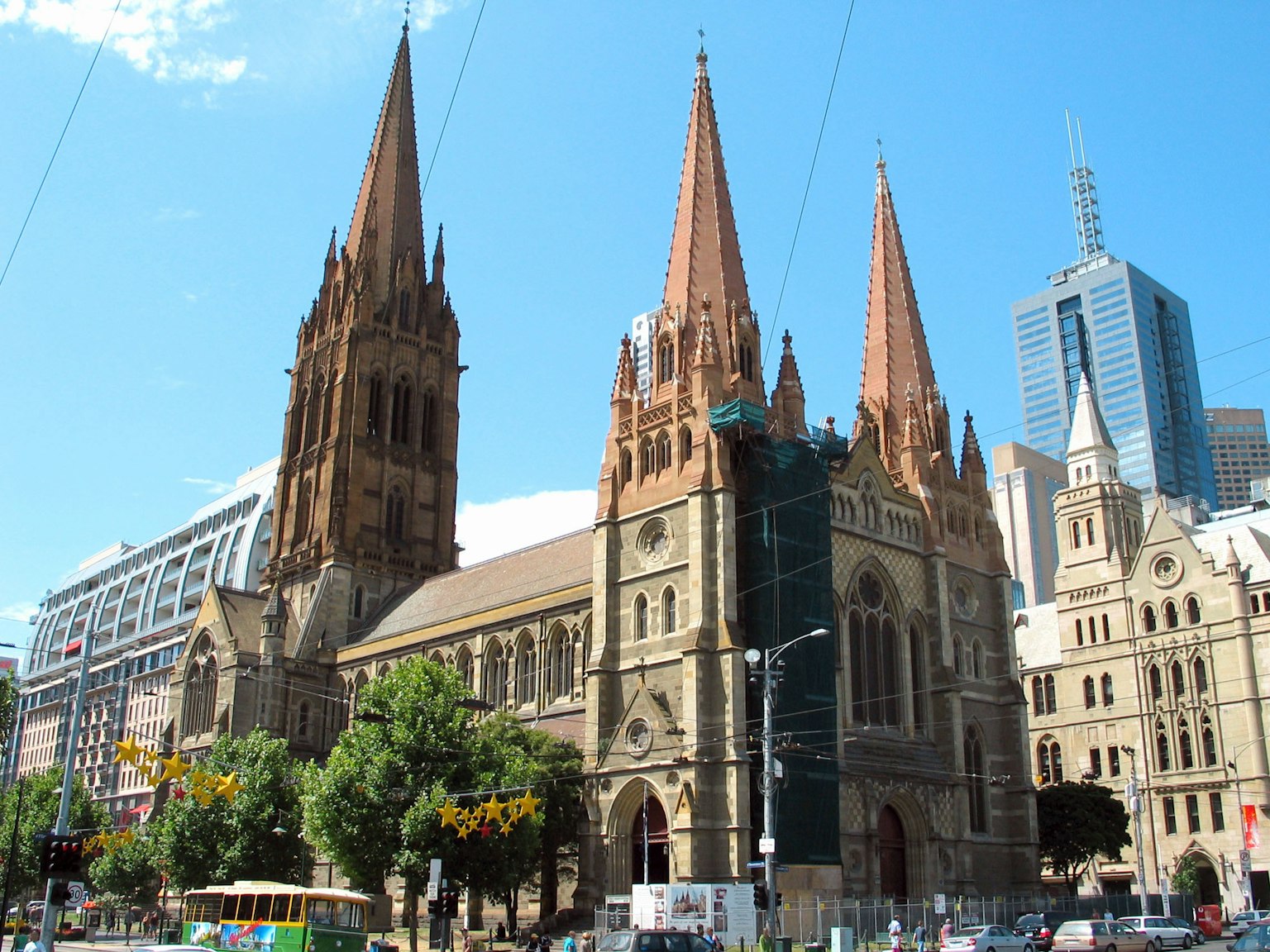 Katedral St. Paul di Melbourne dengan pemandangan kota dan langit biru