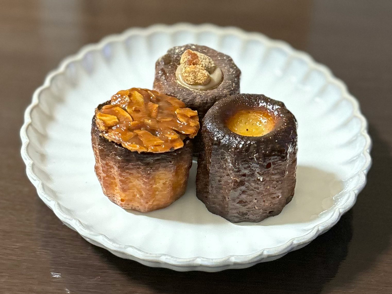 surtido de pasteles en un plato