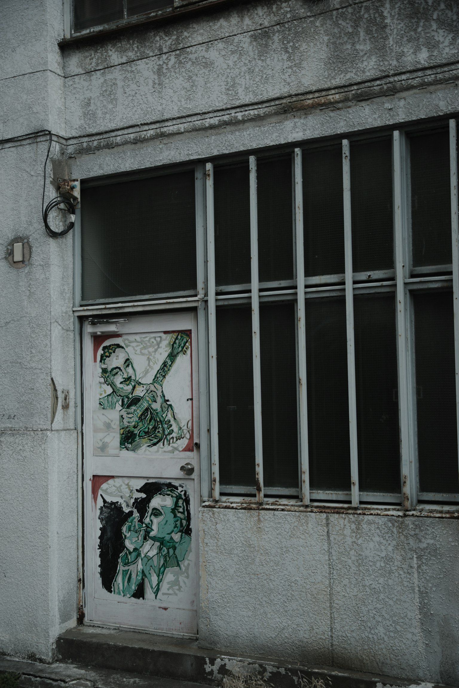 Arte di graffiti su un vecchio muro di edificio con finestre barrate