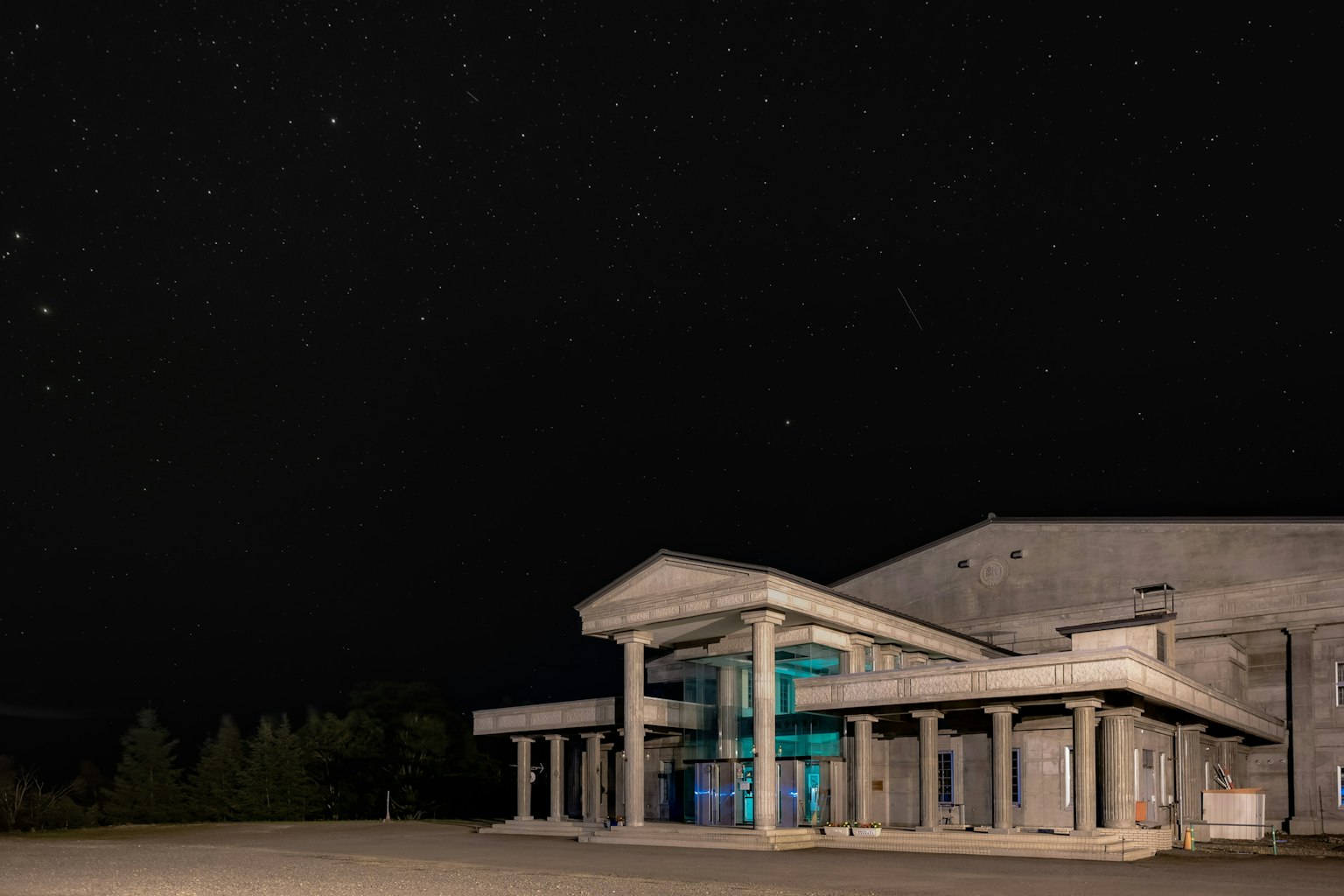 Extérieur d'un bâtiment moderne sous un ciel étoilé