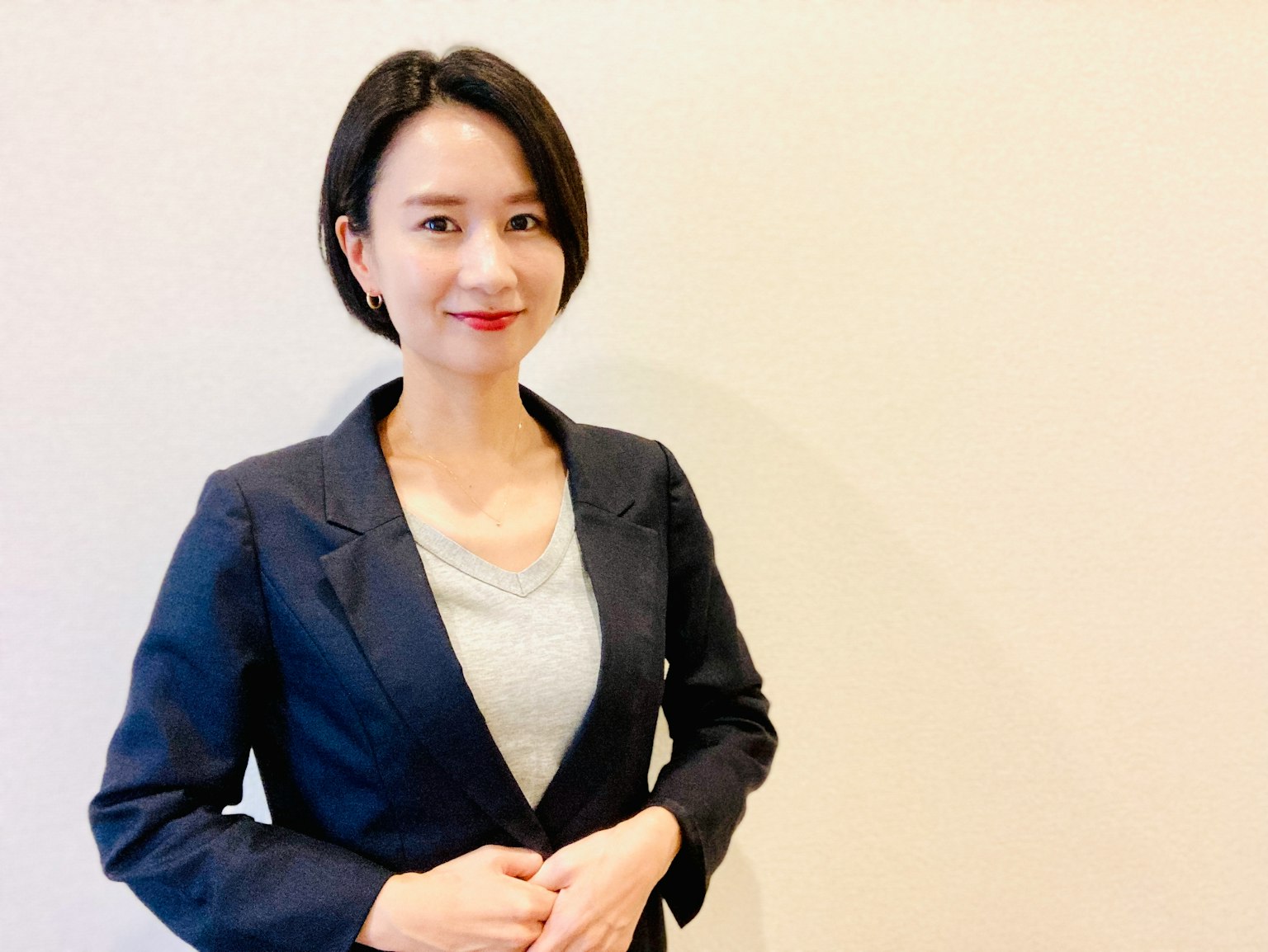 一位穿着商务套装的女性自信地微笑