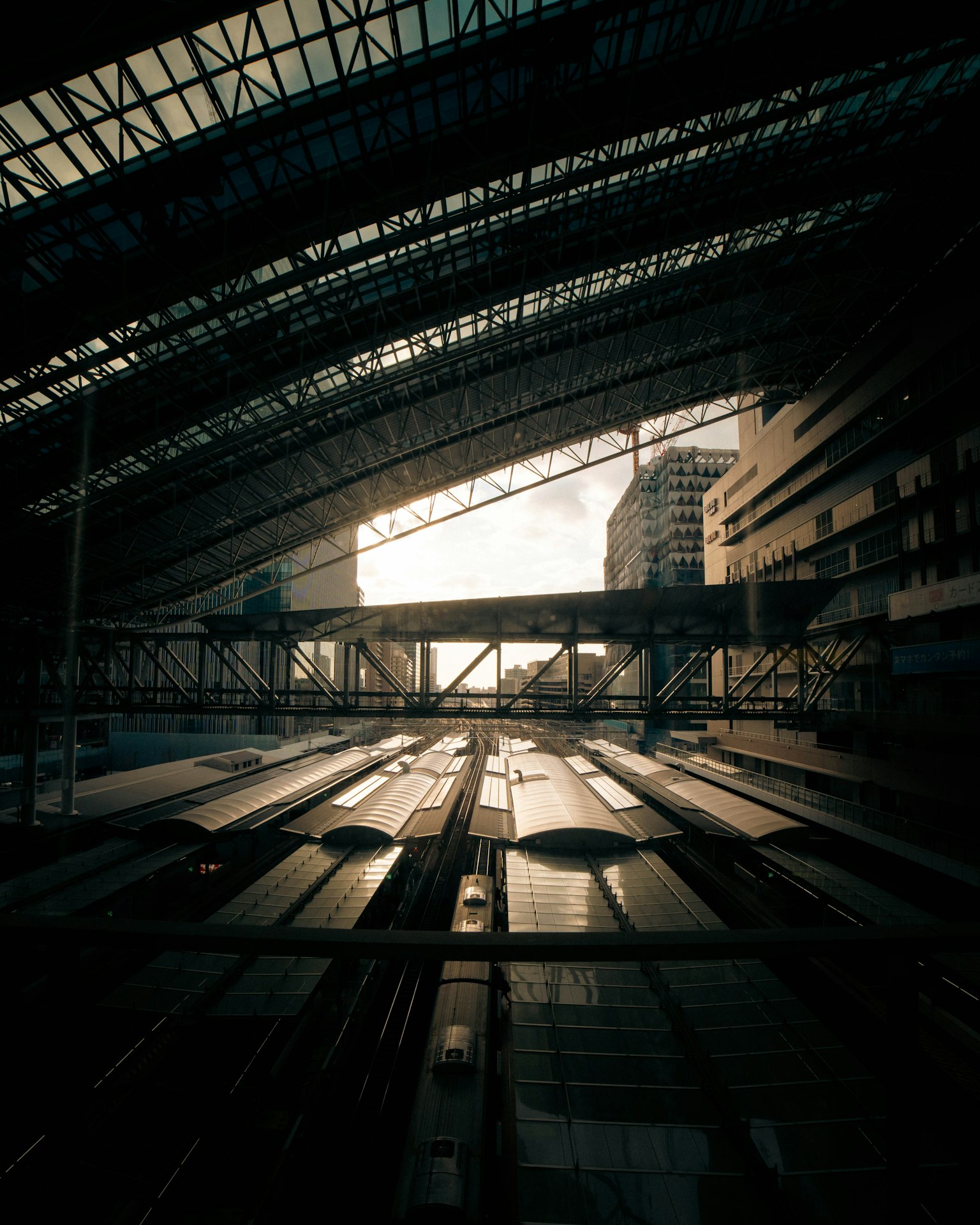 Interno di una stazione ferroviaria con architettura moderna e luce che entra