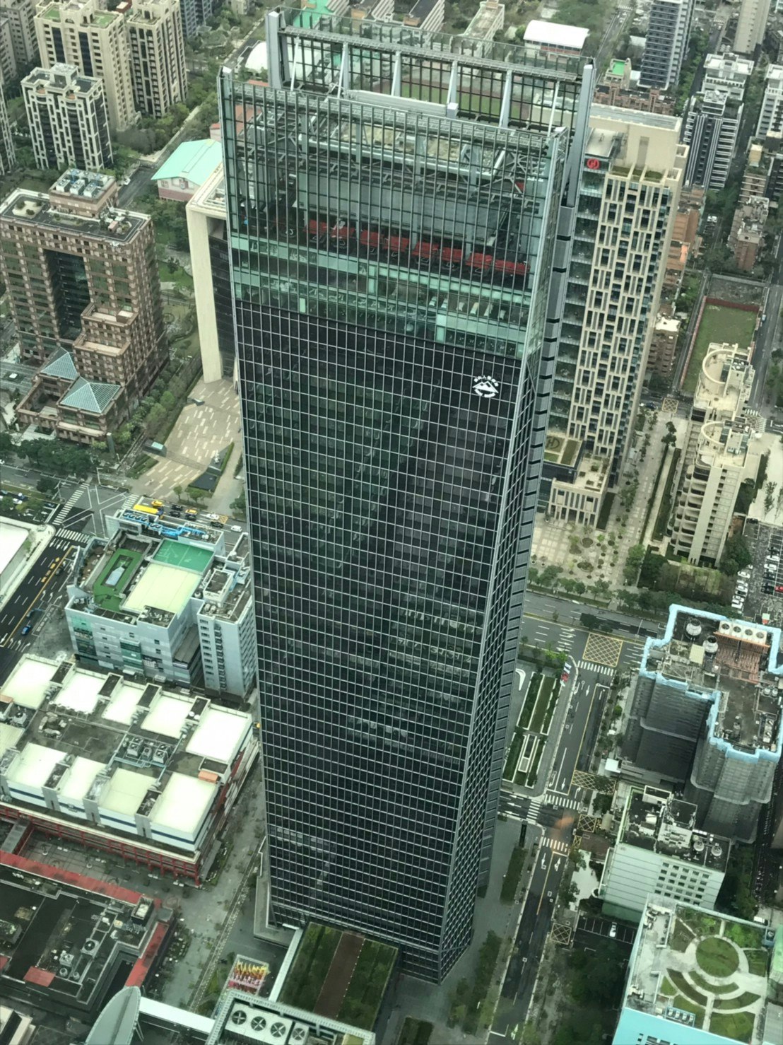 高層ビルが密集する都市の俯瞰風景