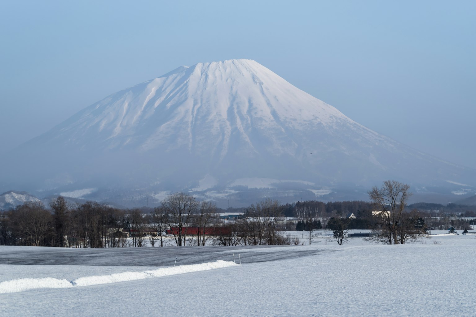 Schneebedeckte Berglandschaft mit klarem blauen Himmel