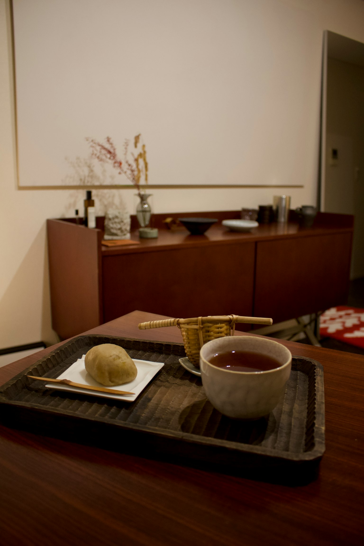 简约的日本室内，托盘上有茶和甜点