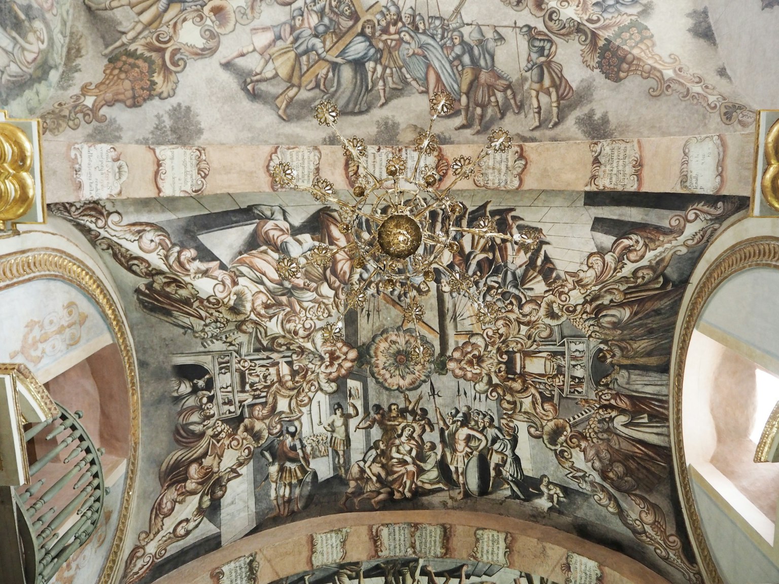 Interior gereja dengan fresco langit-langit yang megah