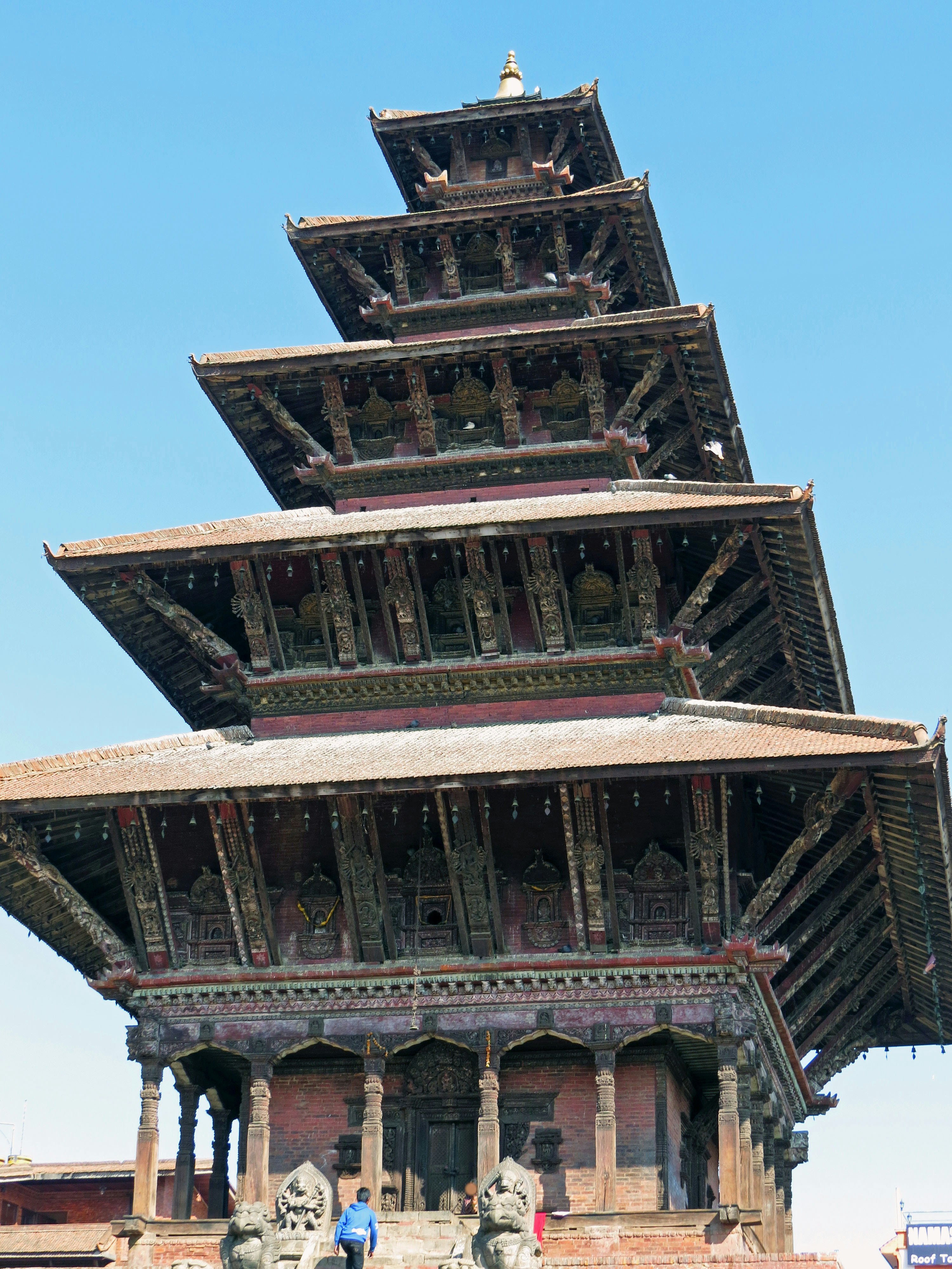 青空の下にそびえる寺院の重層建築