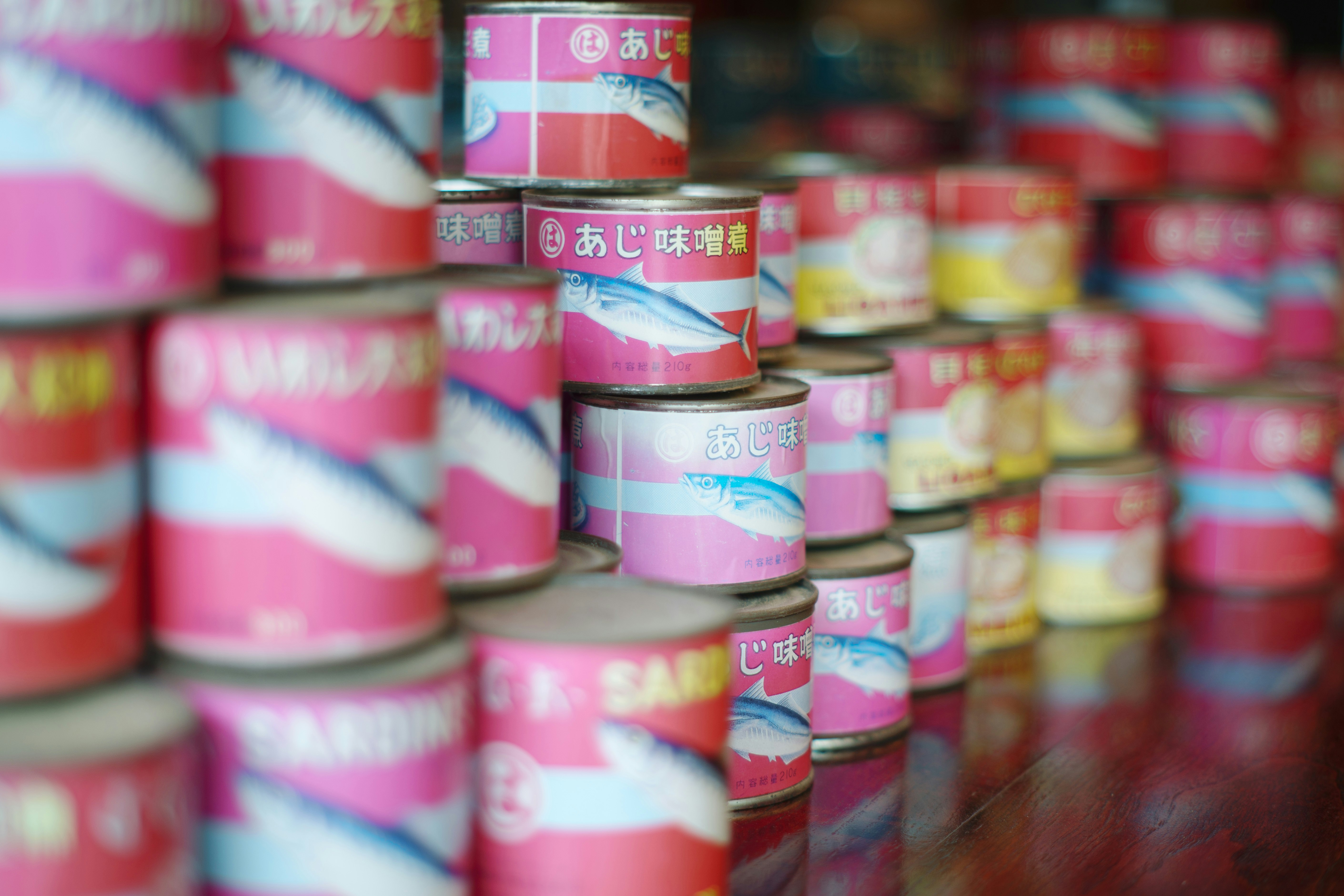 Close-up deretan kaleng makanan berwarna pink