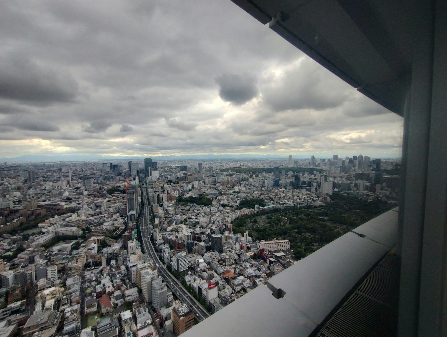 Paesaggio urbano di Tokyo con cielo nuvoloso