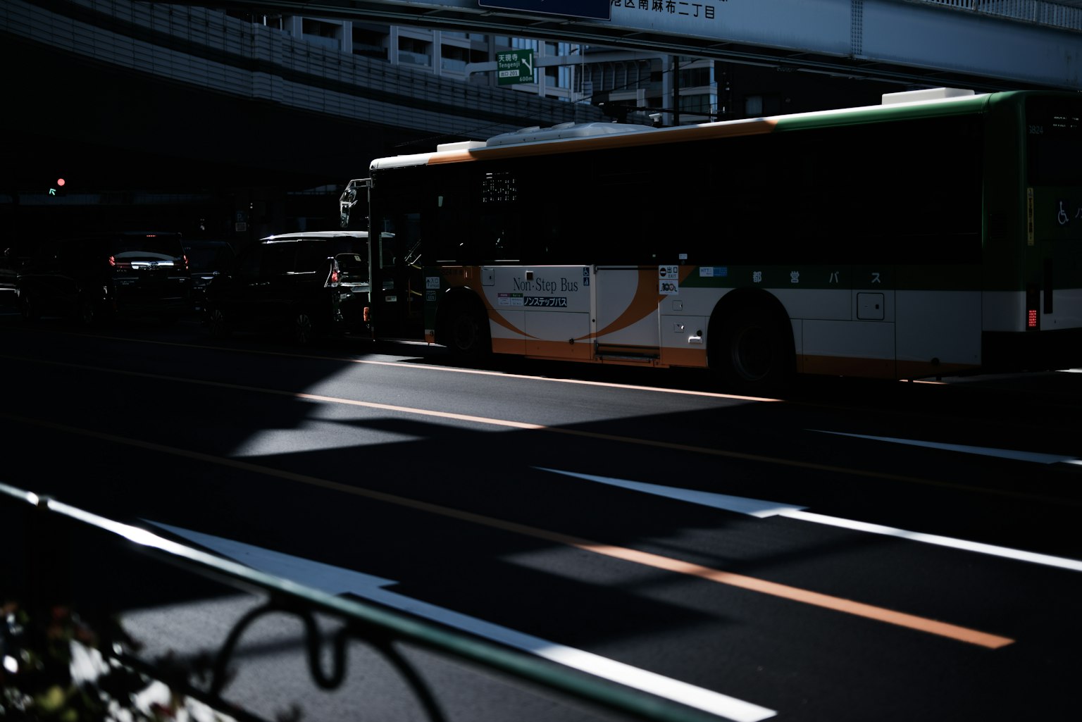 Autobus parcheggiato su una strada buia con ombre contrastanti