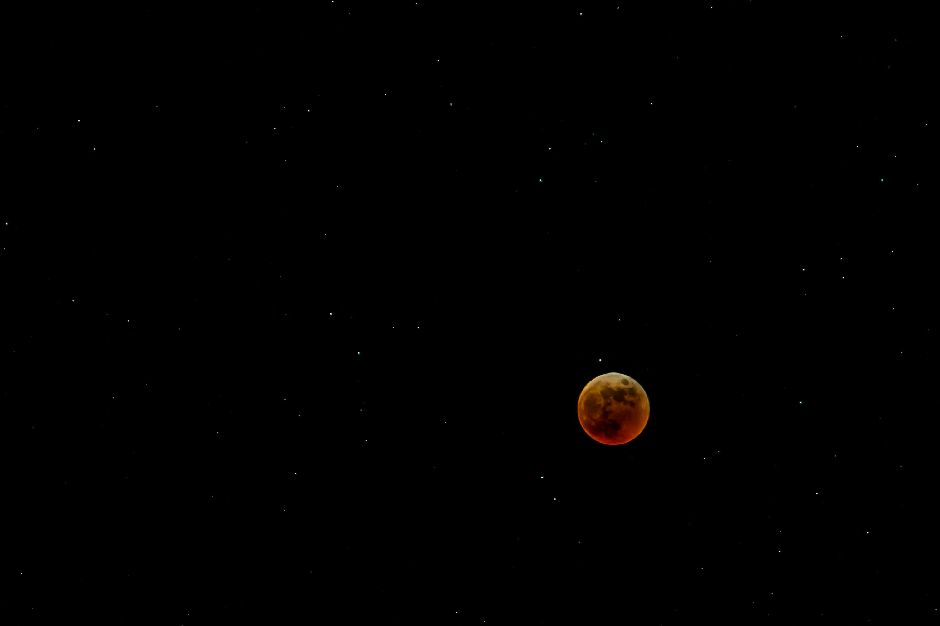 黒い宇宙空間に浮かぶ部分月食の月