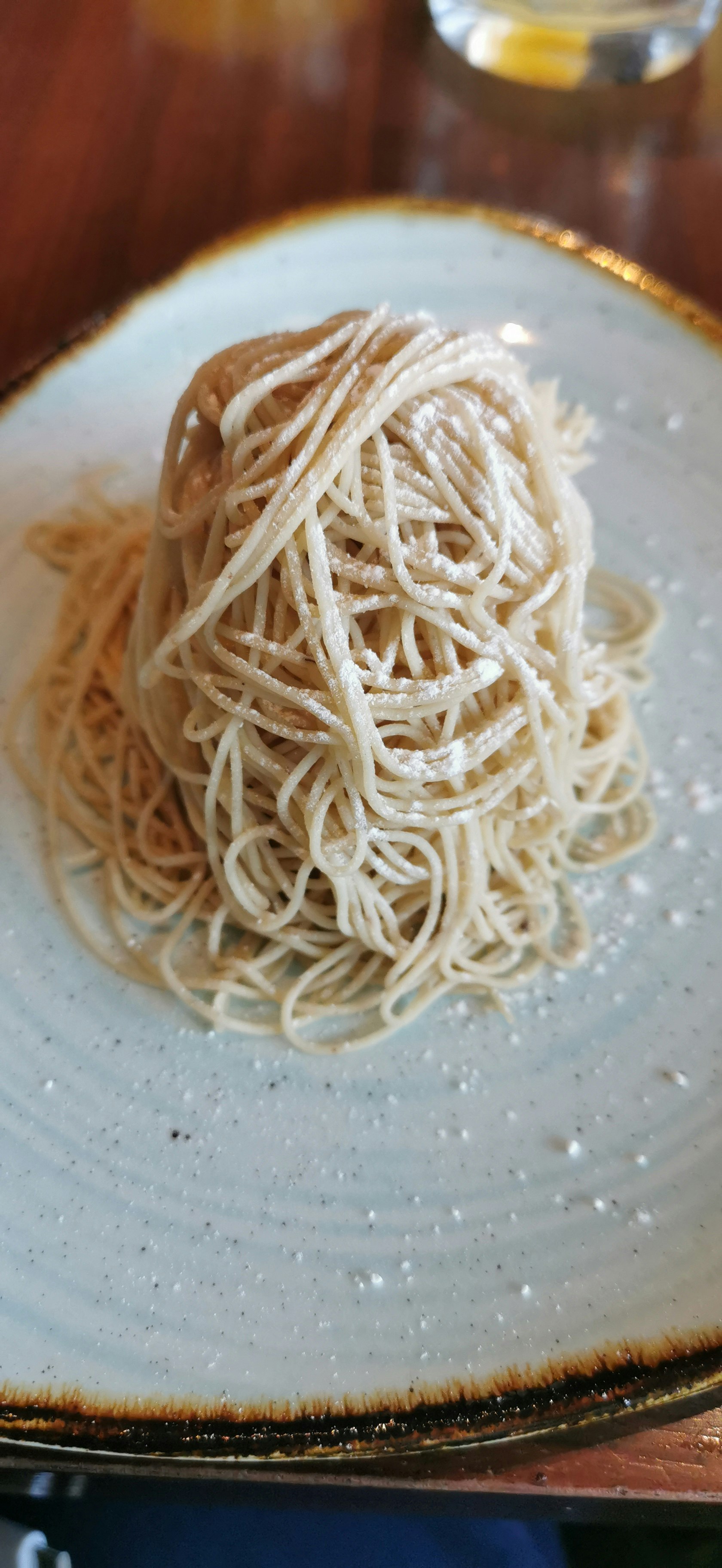 gambar spageti tipis di piring putih