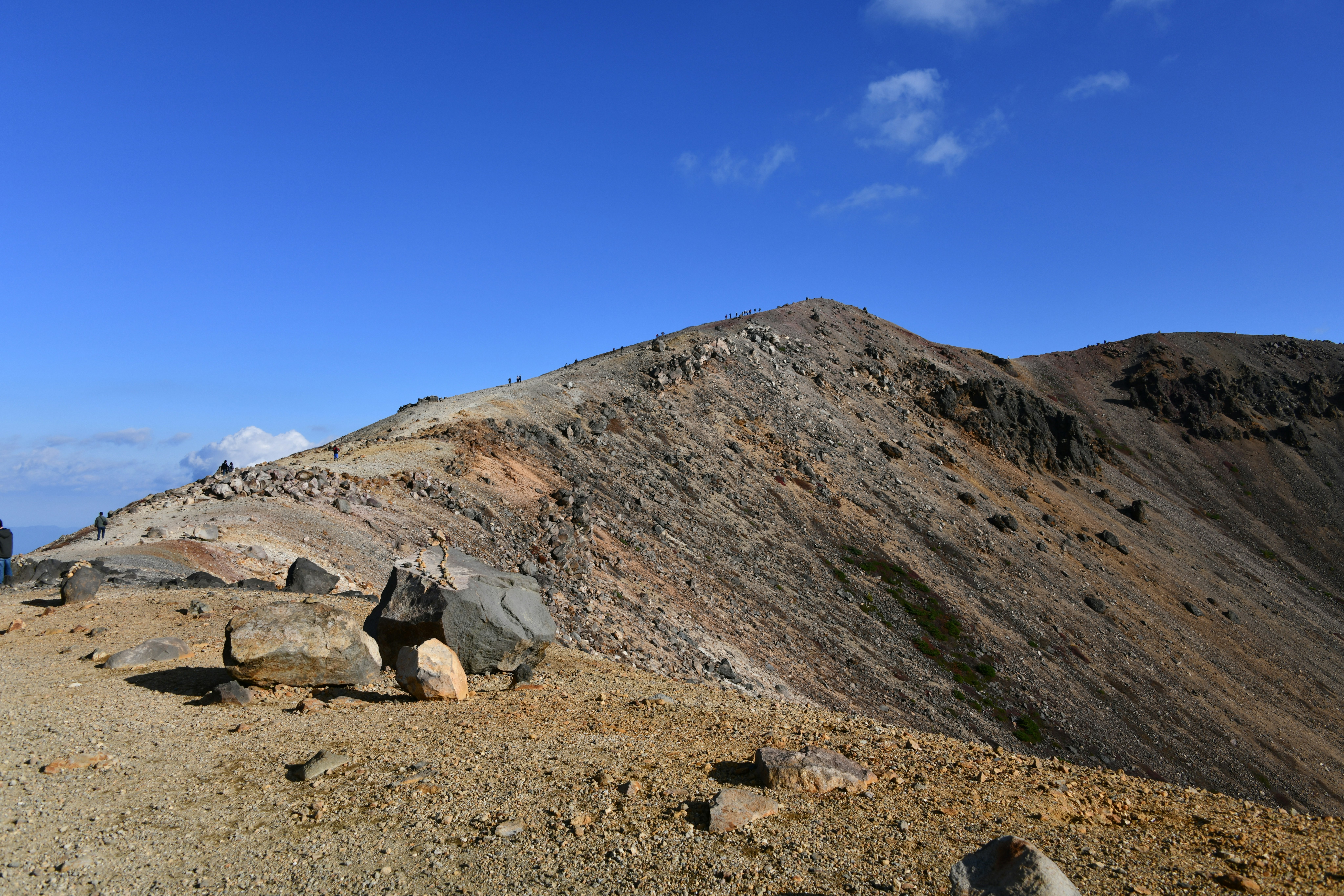 felsiger Bergkamm unter klarem blauem Himmel