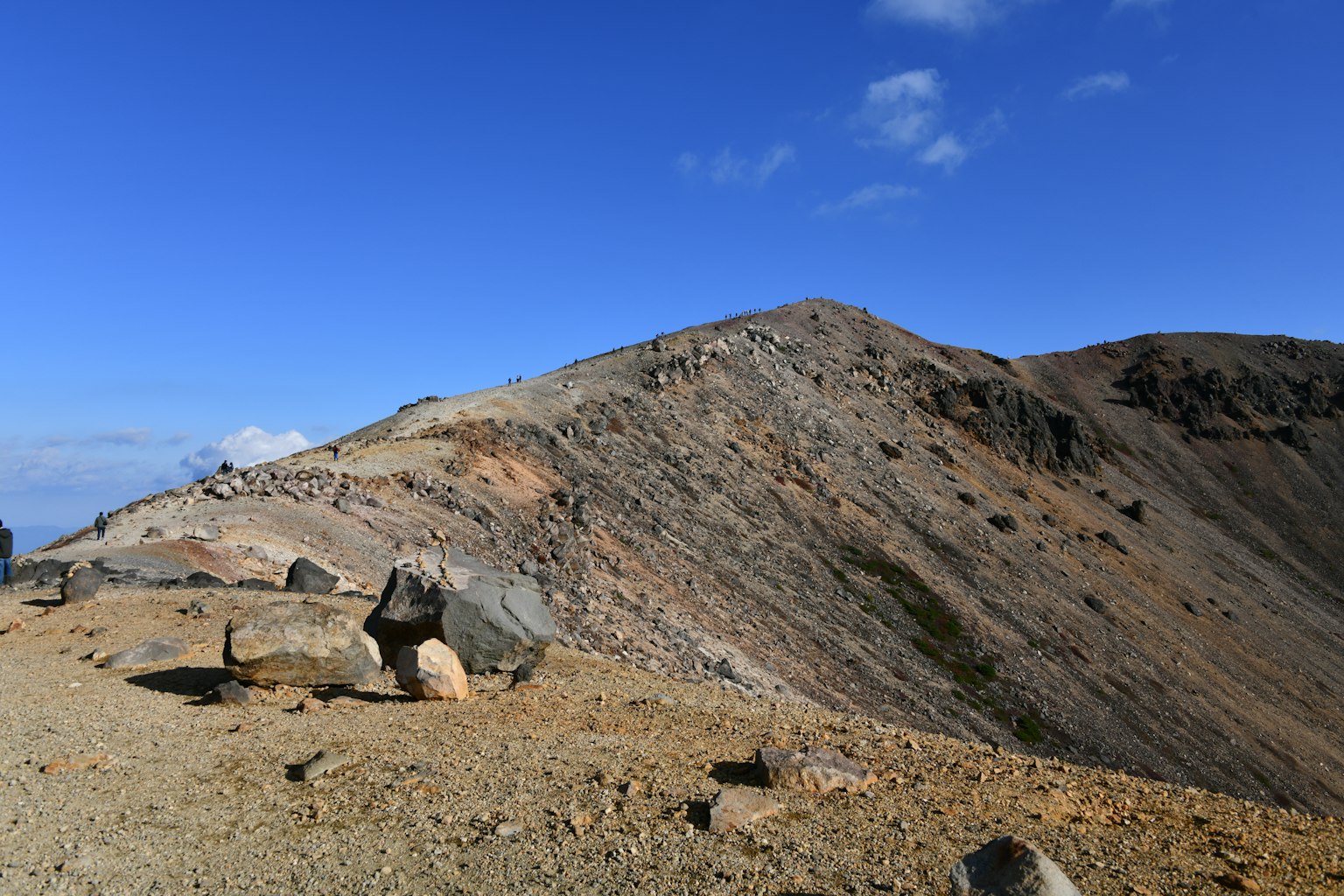 Pente de montagne avec ciel bleu rochers et sol sec