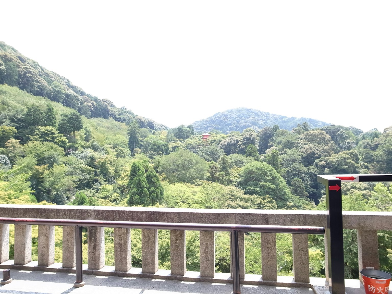 Pemandangan balkon dari pegunungan hijau di bawah langit cerah