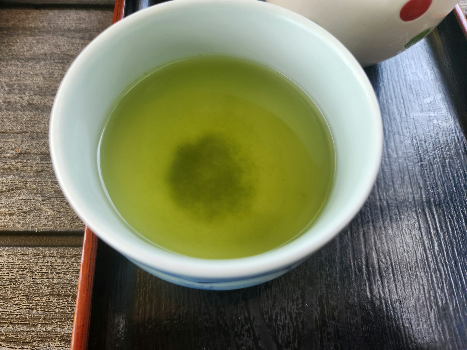 一杯綠茶放在木桌上