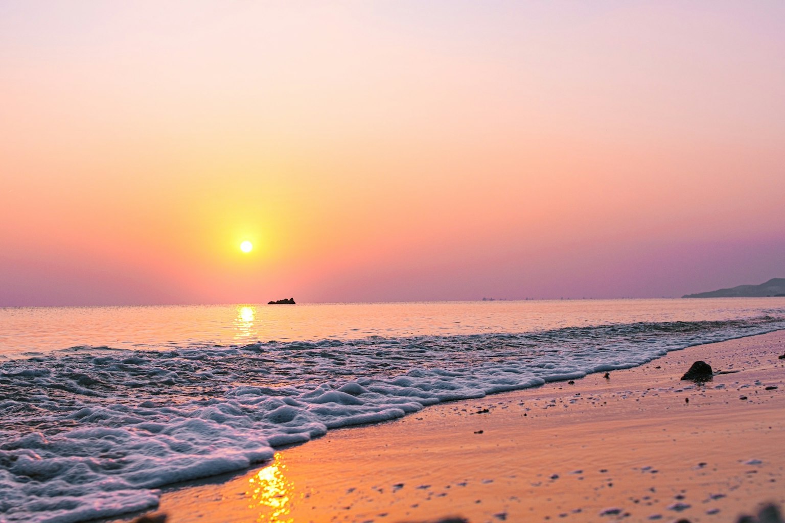 美丽的海滩场景，夕阳西下