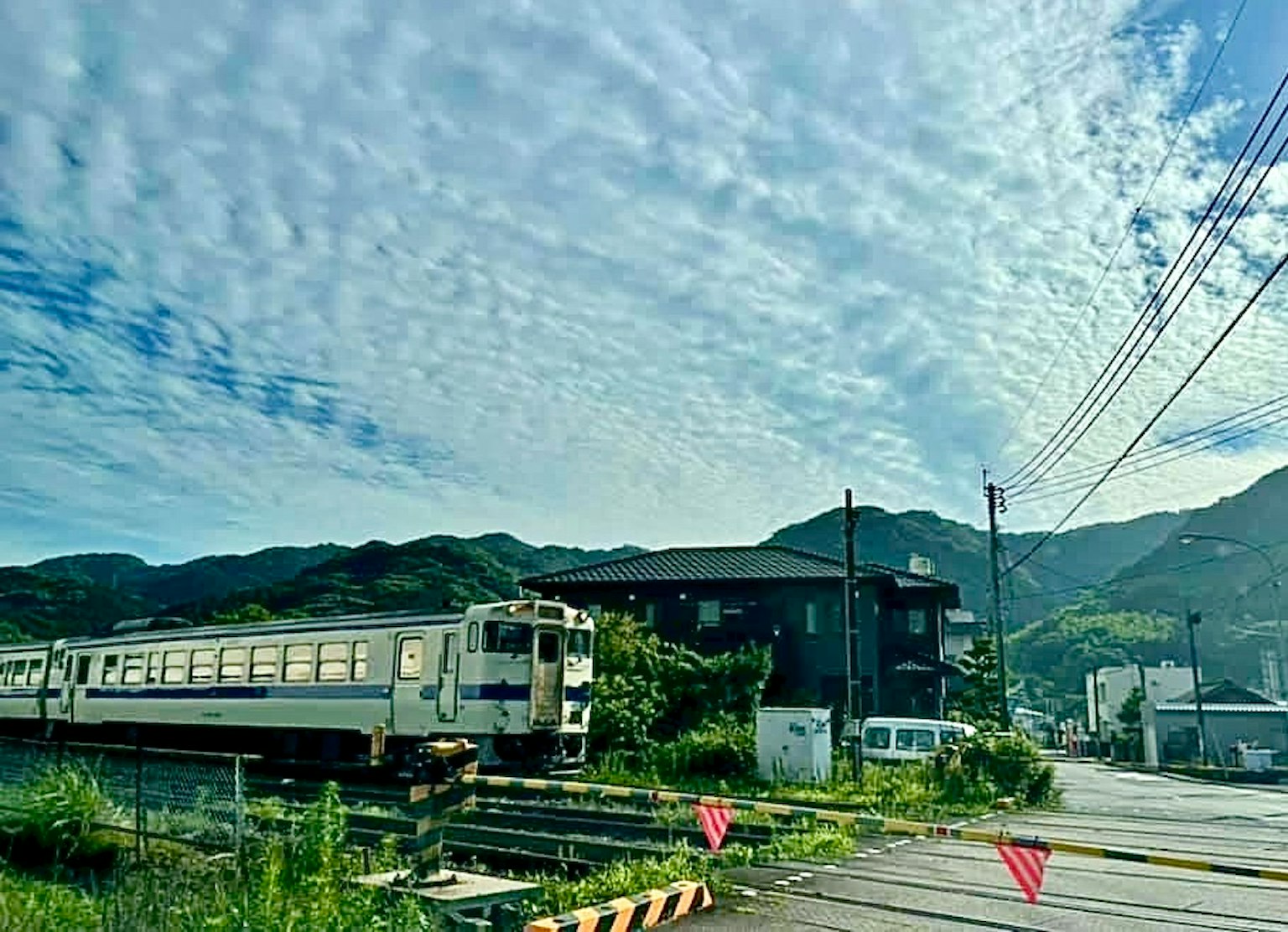 산 근처의 기차와 구름이 많은 하늘