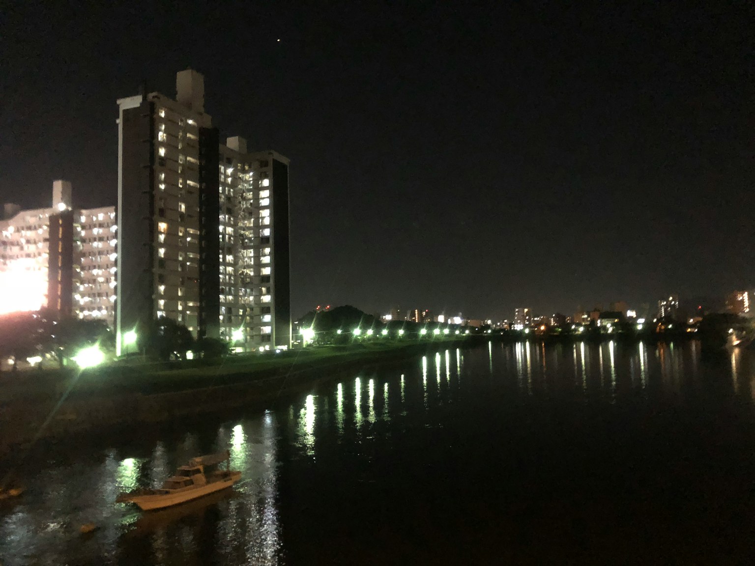 夜晚河边高楼大厦的美丽景观